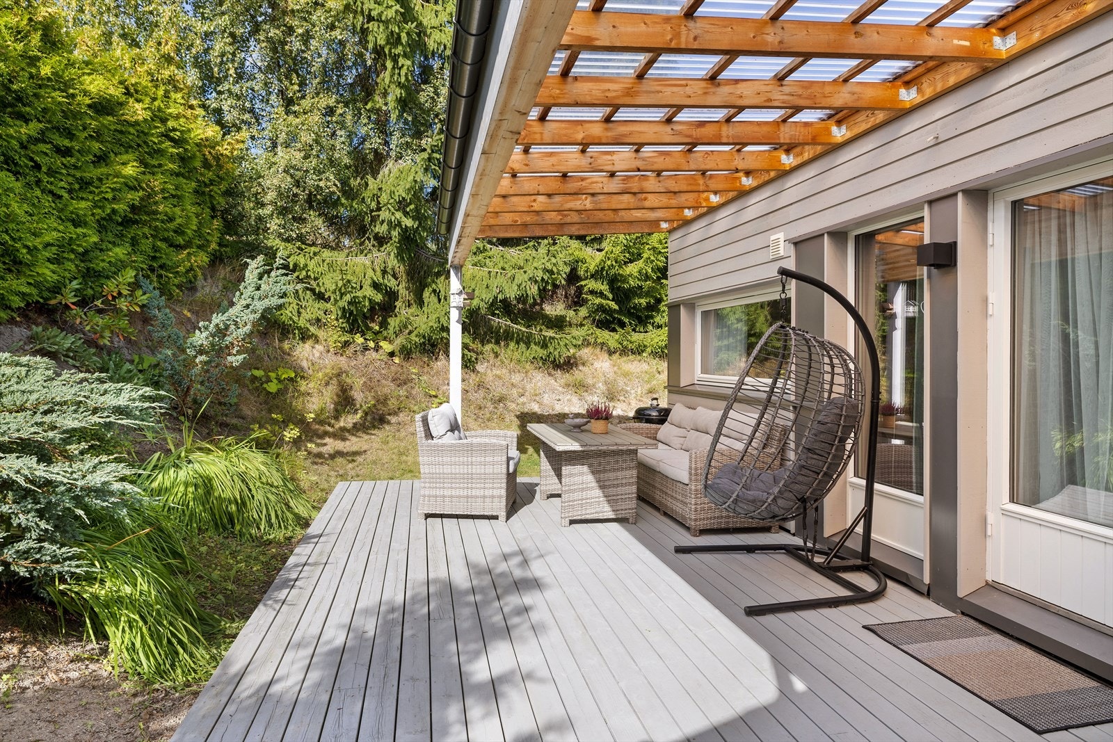 Terrassen har god plass til både sittegruppe og grill. Galleribilde