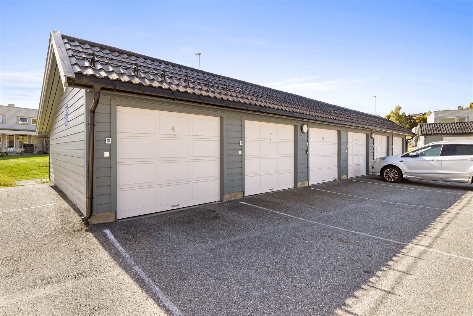 Garasjeplass i felles anlegg med tilrettelagt elbillading. Galleribilde