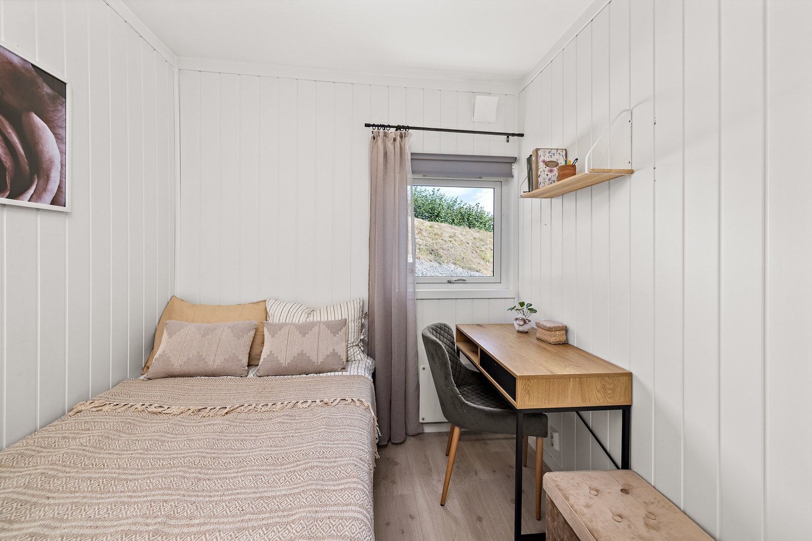 Godt med dagslys og plass til skrivepult. Galleribilde
