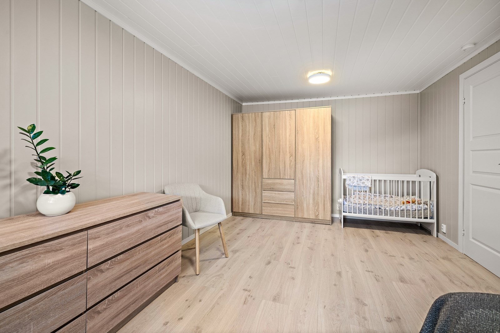 Et av soverommene i underetasjen, med god plass til både seng og garderobeløsning. Galleribilde