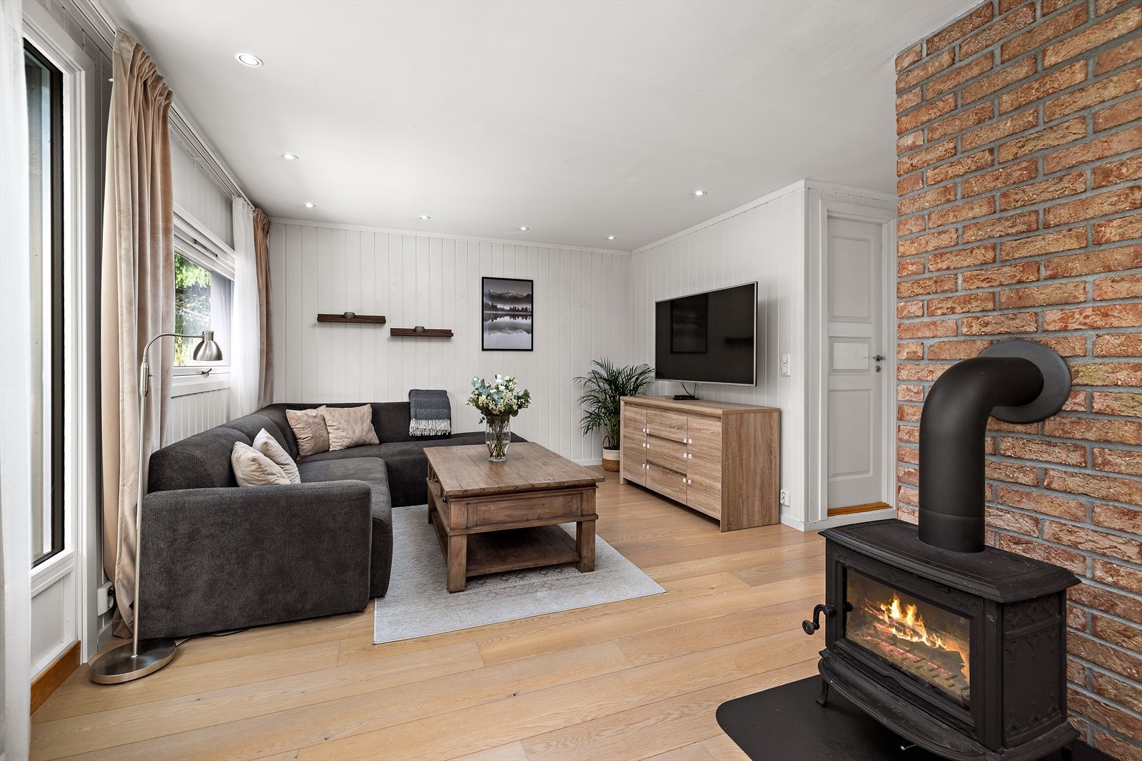 Stuen har god plass til en romslig sofagruppe. Galleribilde