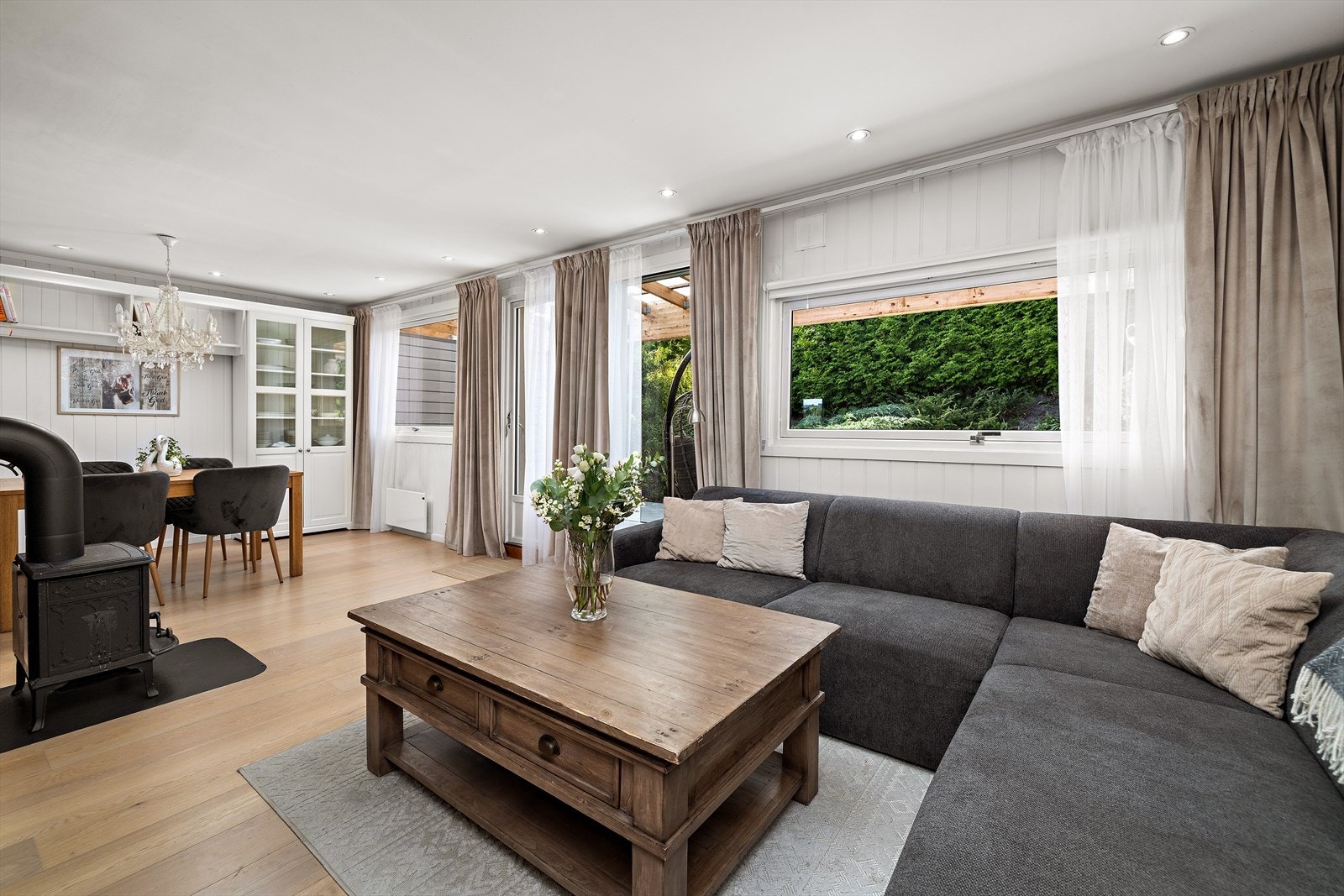 Store vindusflater gir rikelig med naturlig lys til oppholdsrommene. Galleribilde