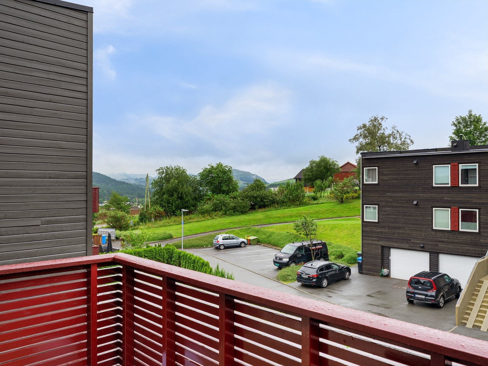 Fra balkongen er det utsikt over nærområdet og grøntarealer. Galleribilde
