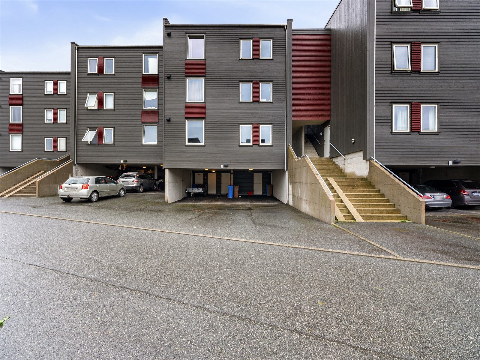 Leiligheten disponerer en fast parkeringsplass i carport og en ekstern bod. Galleribilde