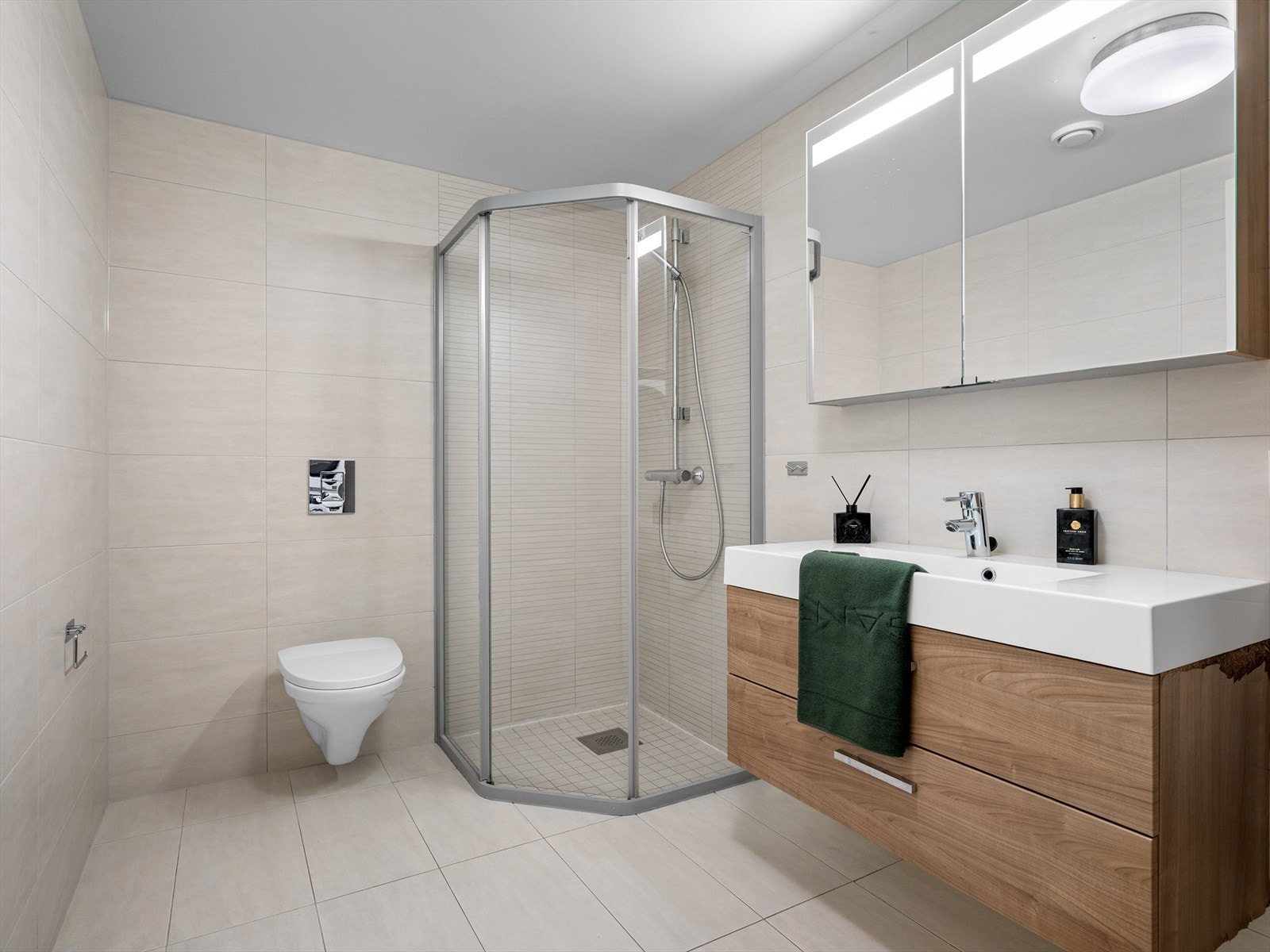 Badet er utstyrt med vegghengt toalett, dusjhjørne og baderomsinnredning med servant. Servant på bad vil bli skiftet til en liknende variant av nåværende eier før visning og overtakelse. Galleribilde
