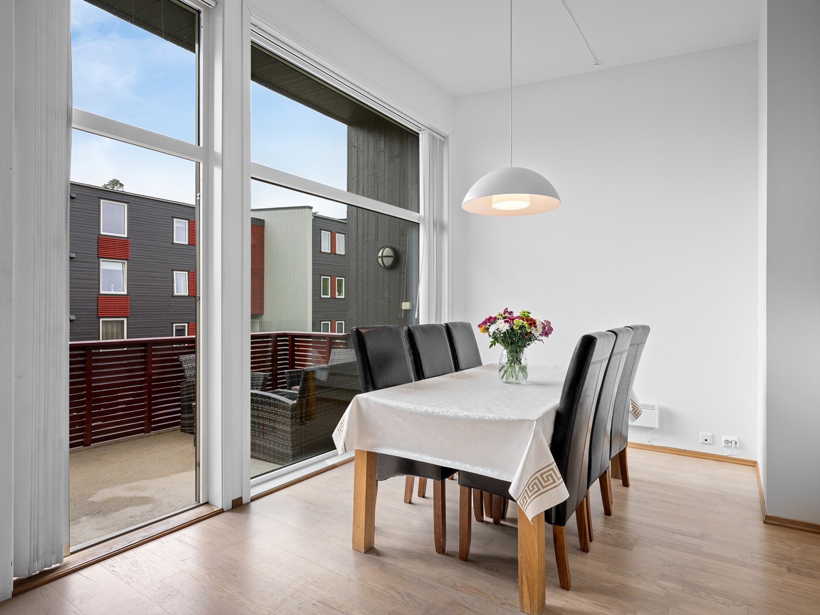 Store vindusflater fra gulv til tak slipper inn rikelig med dagslys. Galleribilde