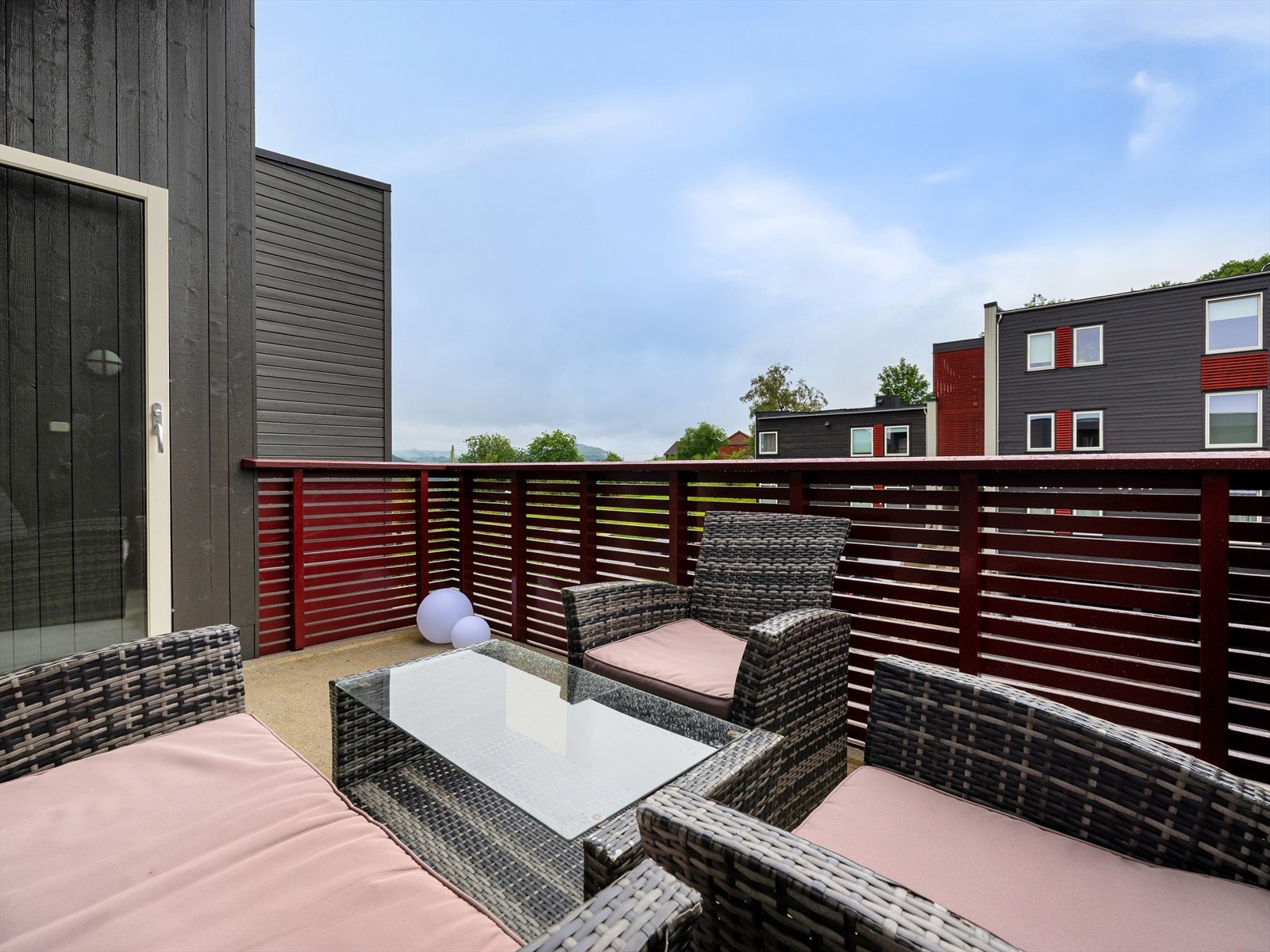 Lys og romslig toppleilighet med tre soverom og god takhøyde. Galleribilde