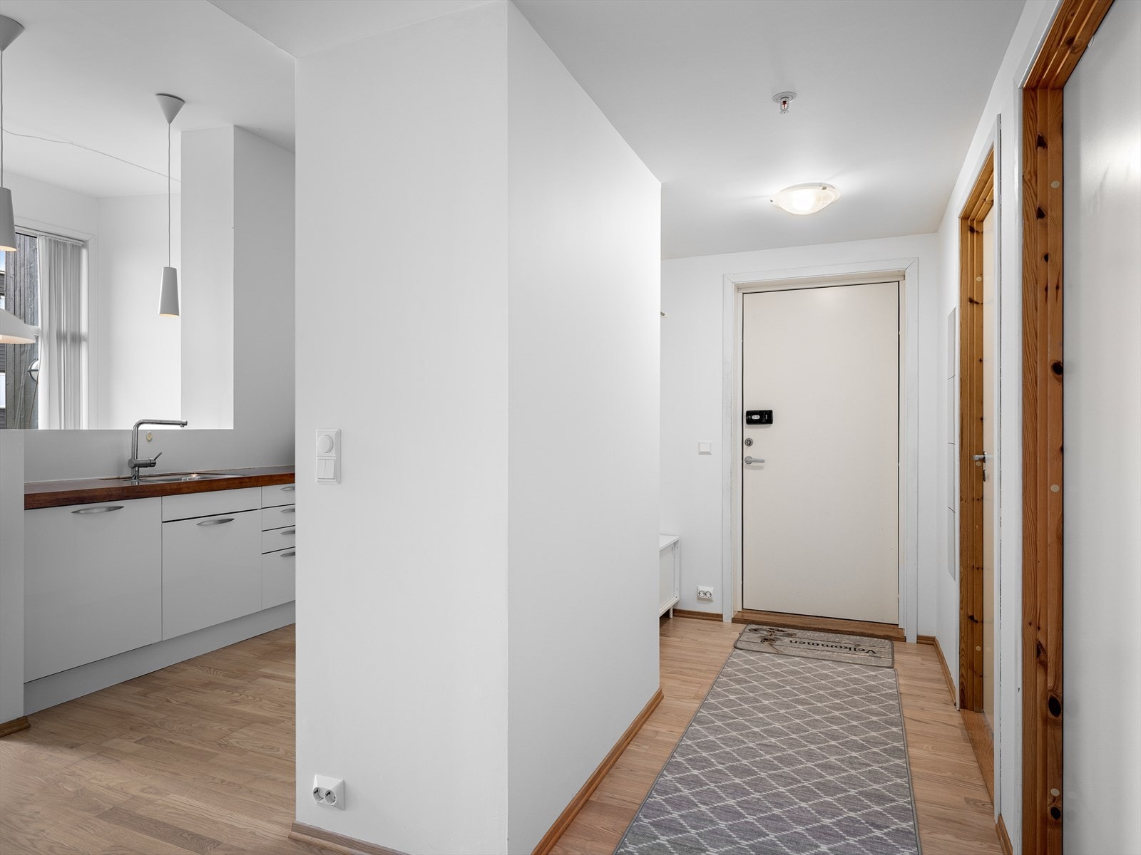 Velkommen inn til en trivelig leilighet! Her blit du møtt i en innbydende entré med parkett på gulv og plass til garderobeløsning. Galleribilde