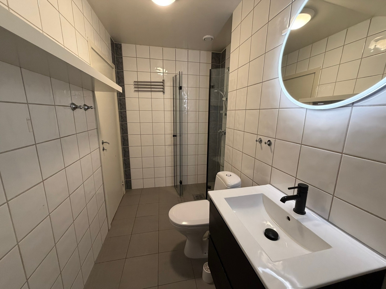 Flislagt bad med opplegg til vaskemaskin Galleribilde