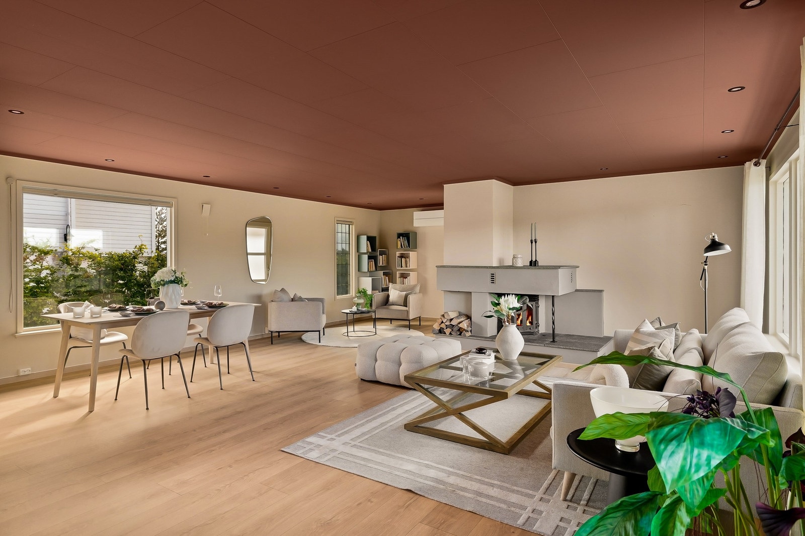 Stuen er belagt med laminatgulv i en innbydende fargetoner. Det er montert rikelig med downlights. Galleribilde