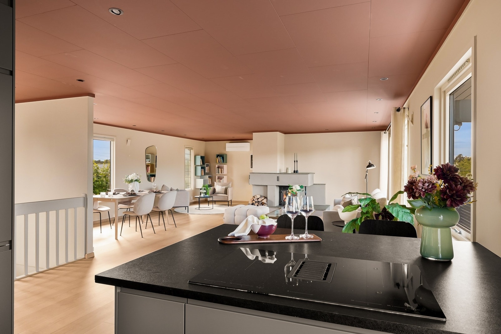 Kjøkkenet er utstyrt med laminert benkeplate og en elegant platetopp med integrert avtrekksvifte. Videre så medfølger også integrert kjøleskap, oppvaskmaskin og komfyr. Galleribilde