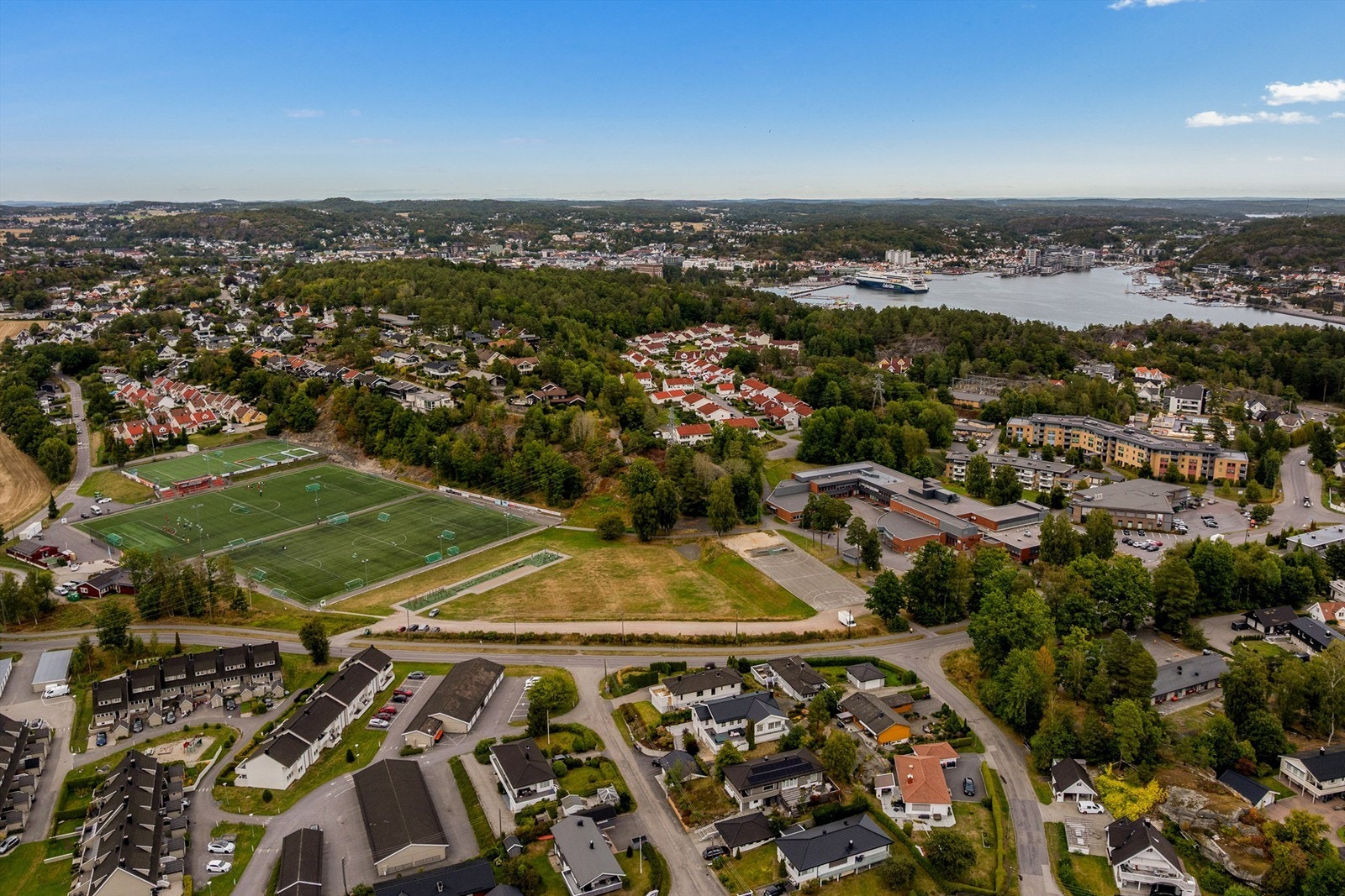 Meget solrik og attraktiv beliggenhet på populære Ranvik, med flotte tur- og fritidsmuligheter like i nærheten. Marumskogen og populære Granholmen byr på fine opplevelser for både store og små. Galleribilde