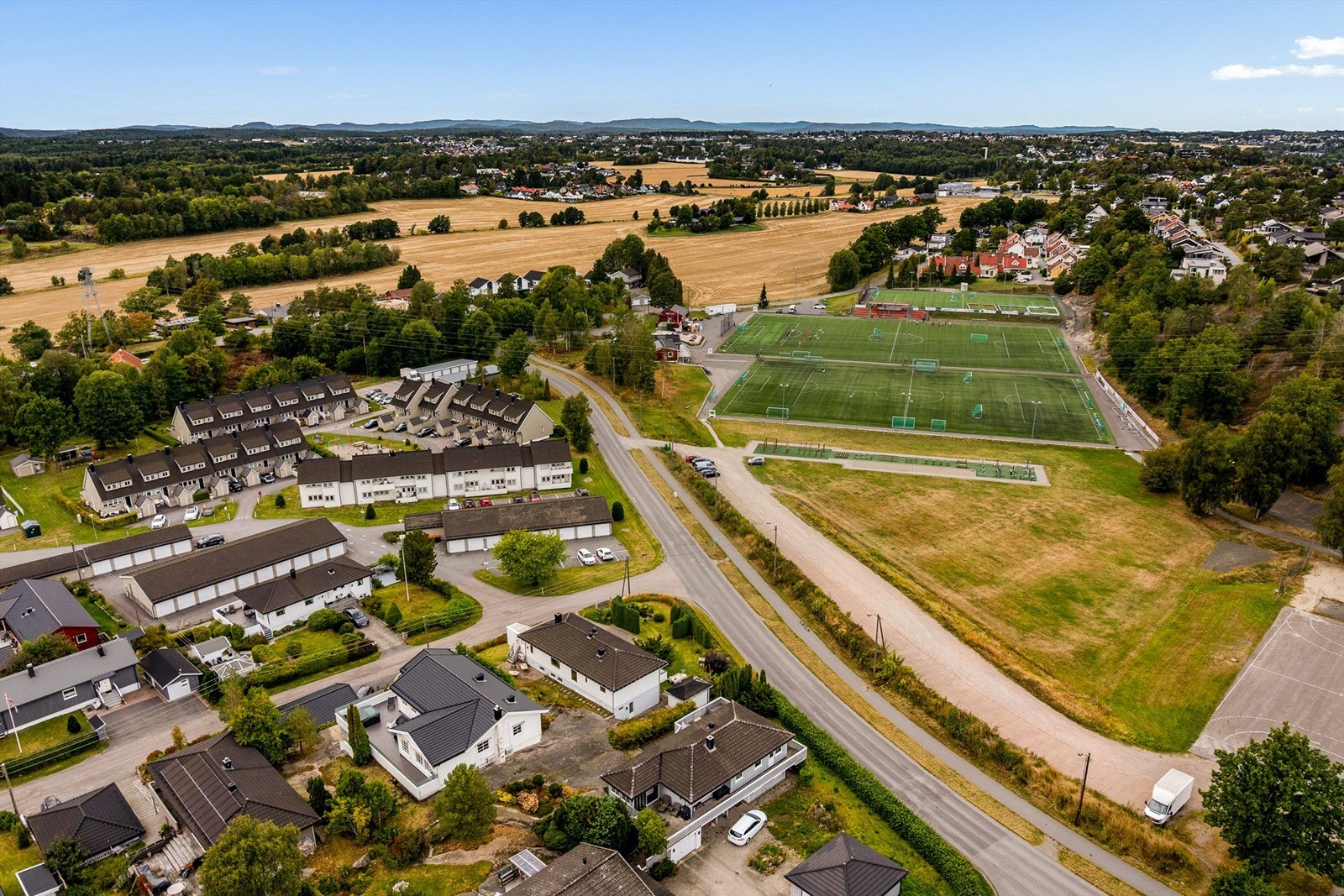 Attraktiv og familievennlig beliggenhet med kort vei til skole, barnehage, nærbutikk og idrettsanlegg. Galleribilde