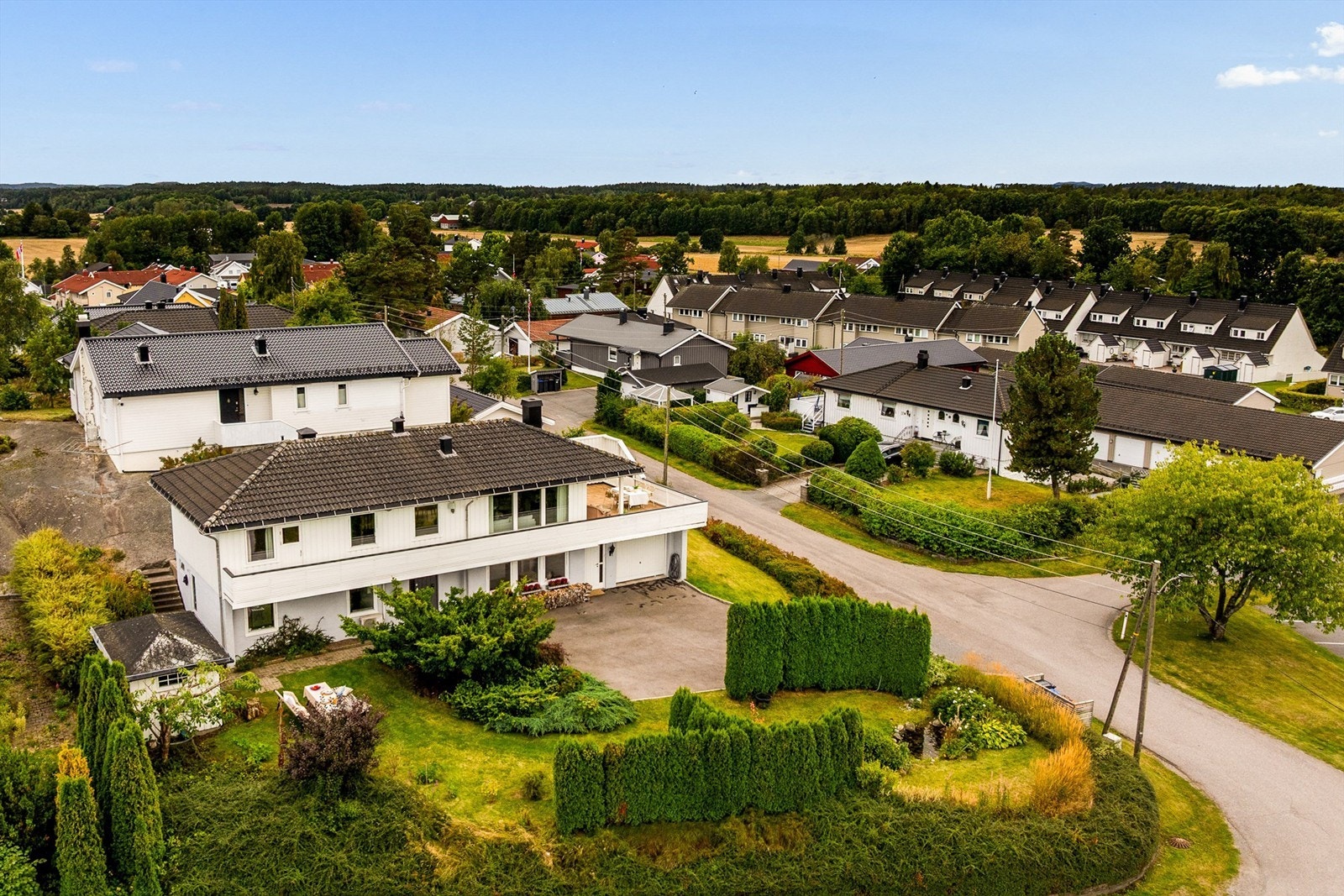 Boligen ligger på en flott, eiet tomt på 909,9 m², som ligger høyt og fritt med gode solforhold. Tomten er pent opparbeidet med romslige gressarealer, prydbusker og beplantning. Galleribilde