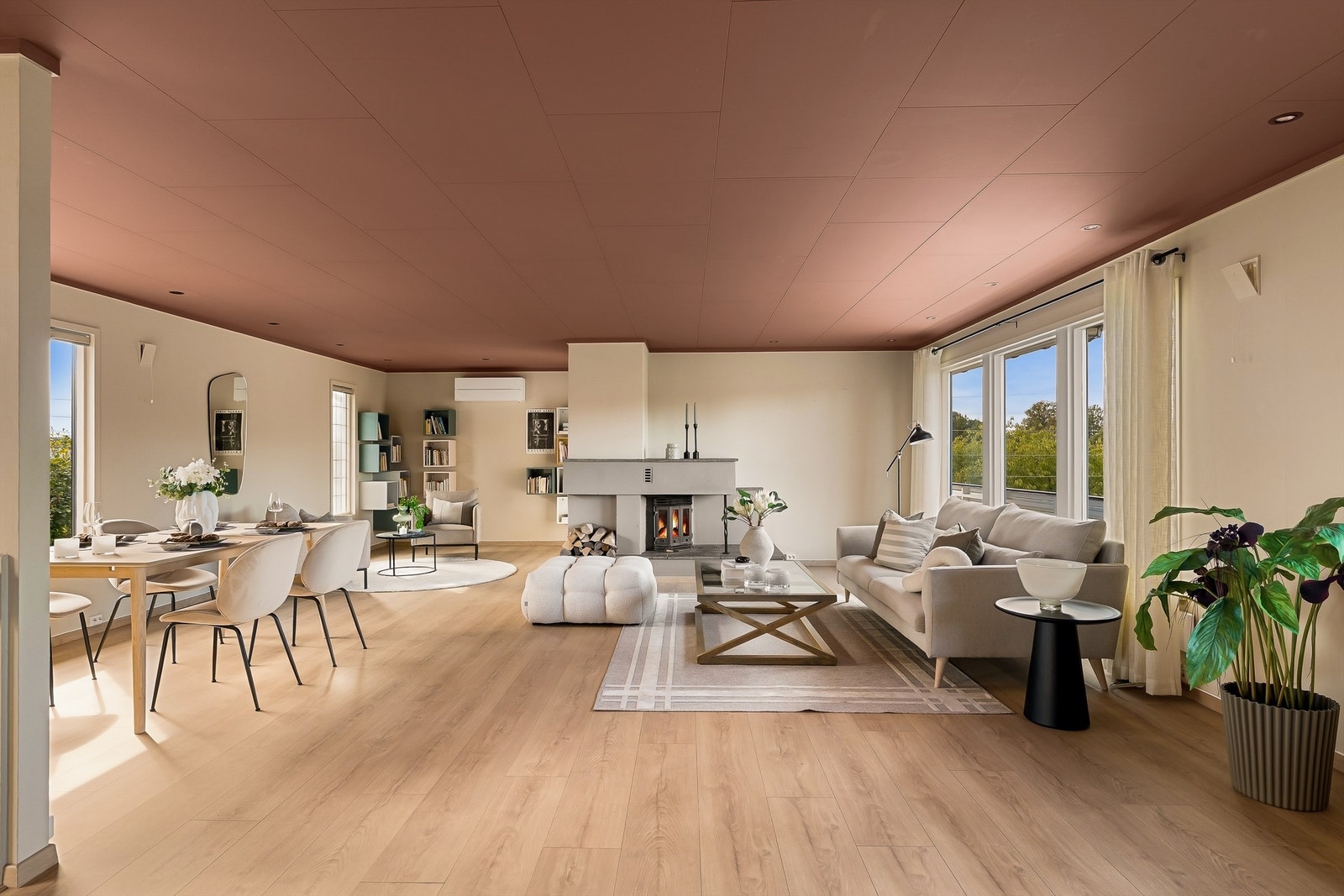 Stuen er lys og pen innredet med moderne og tidsriktig fargevalg. Galleribilde