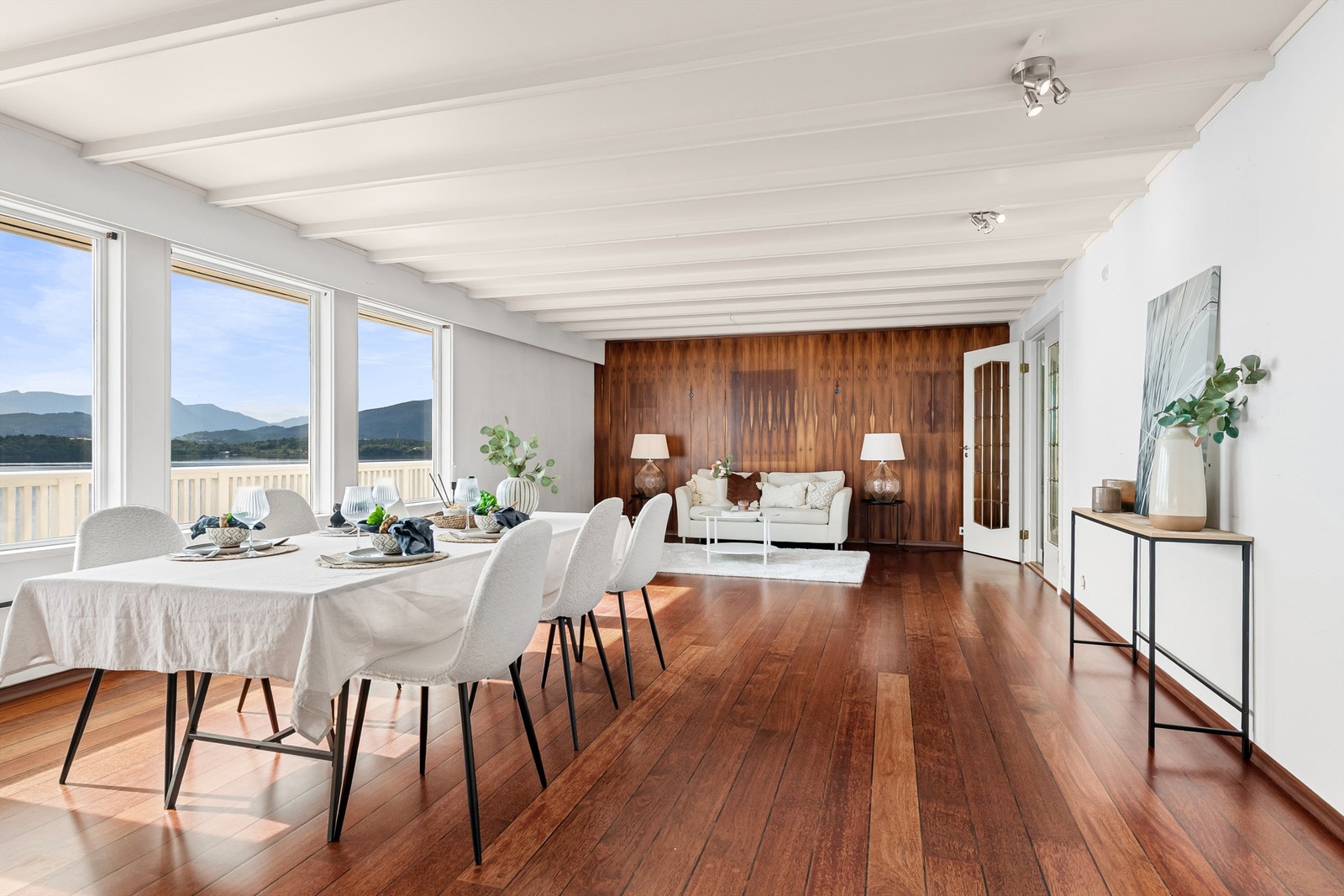 En vegg med panelplater gir stuen særpreg. Galleribilde