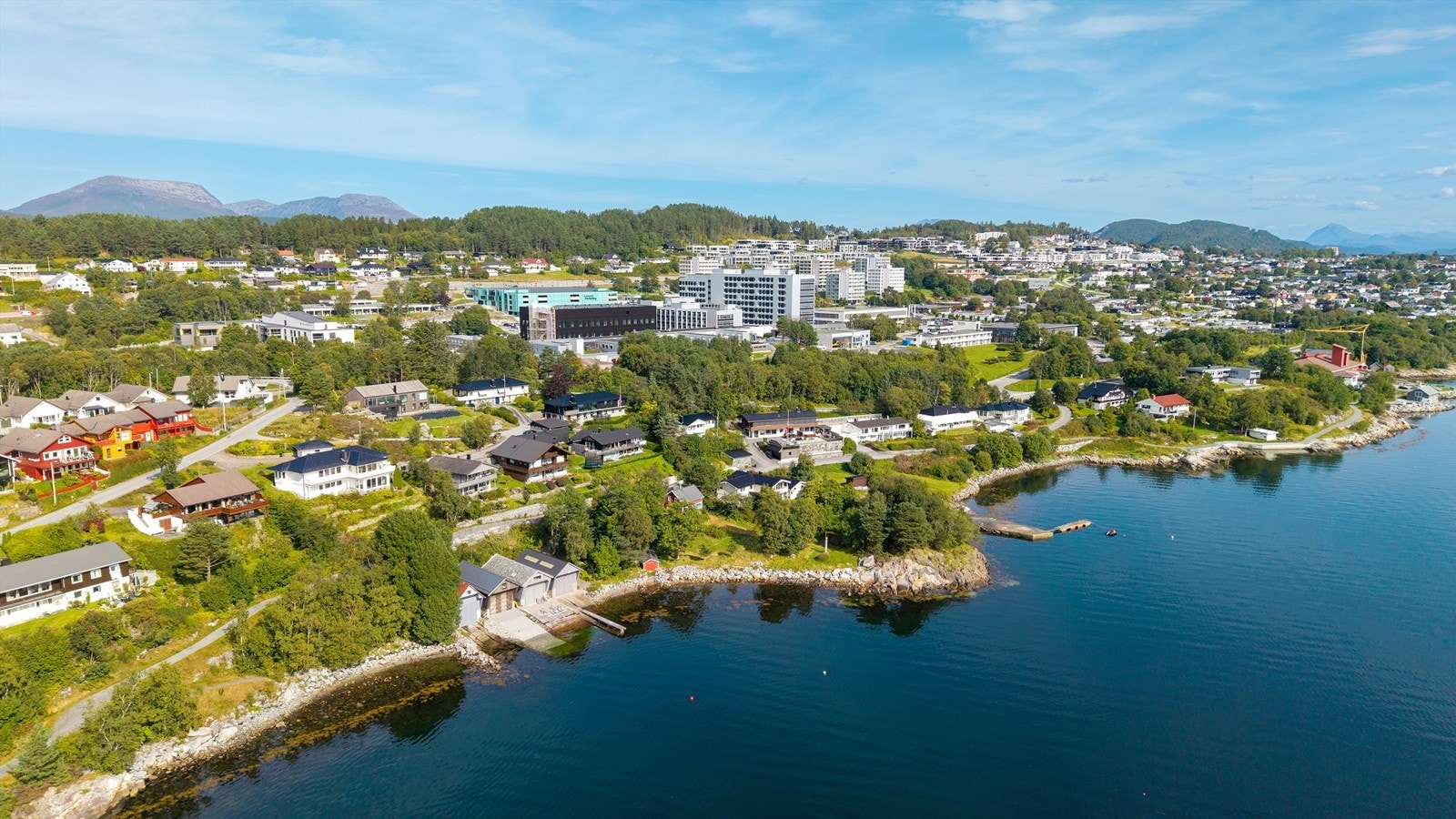 Eiendommen ligger i Snopenesvegen, like vest for sykehuset på Åse. Galleribilde