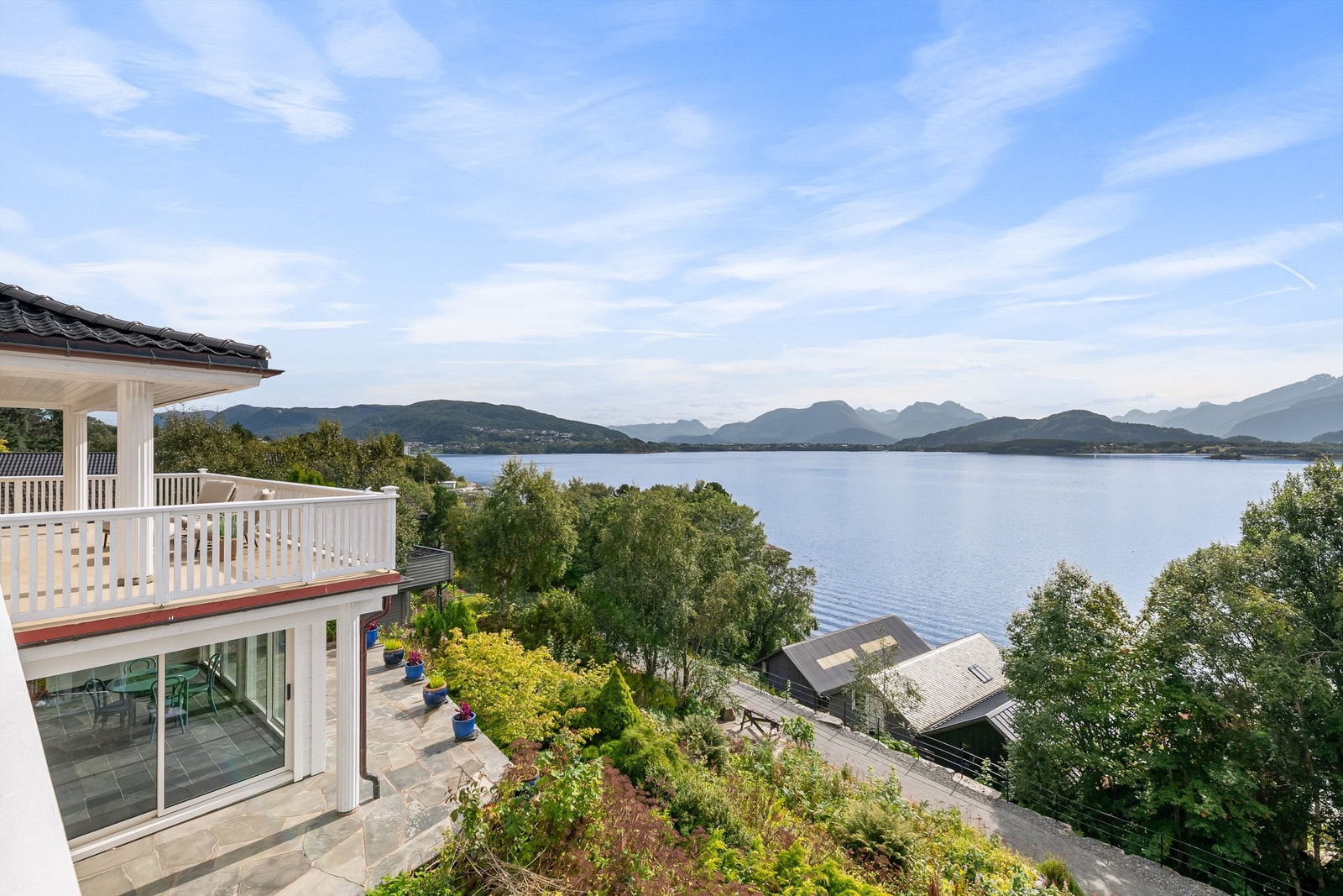 Fra eiendommen er det en fantastisk utsikt over innseilingen til Ålesund. Galleribilde