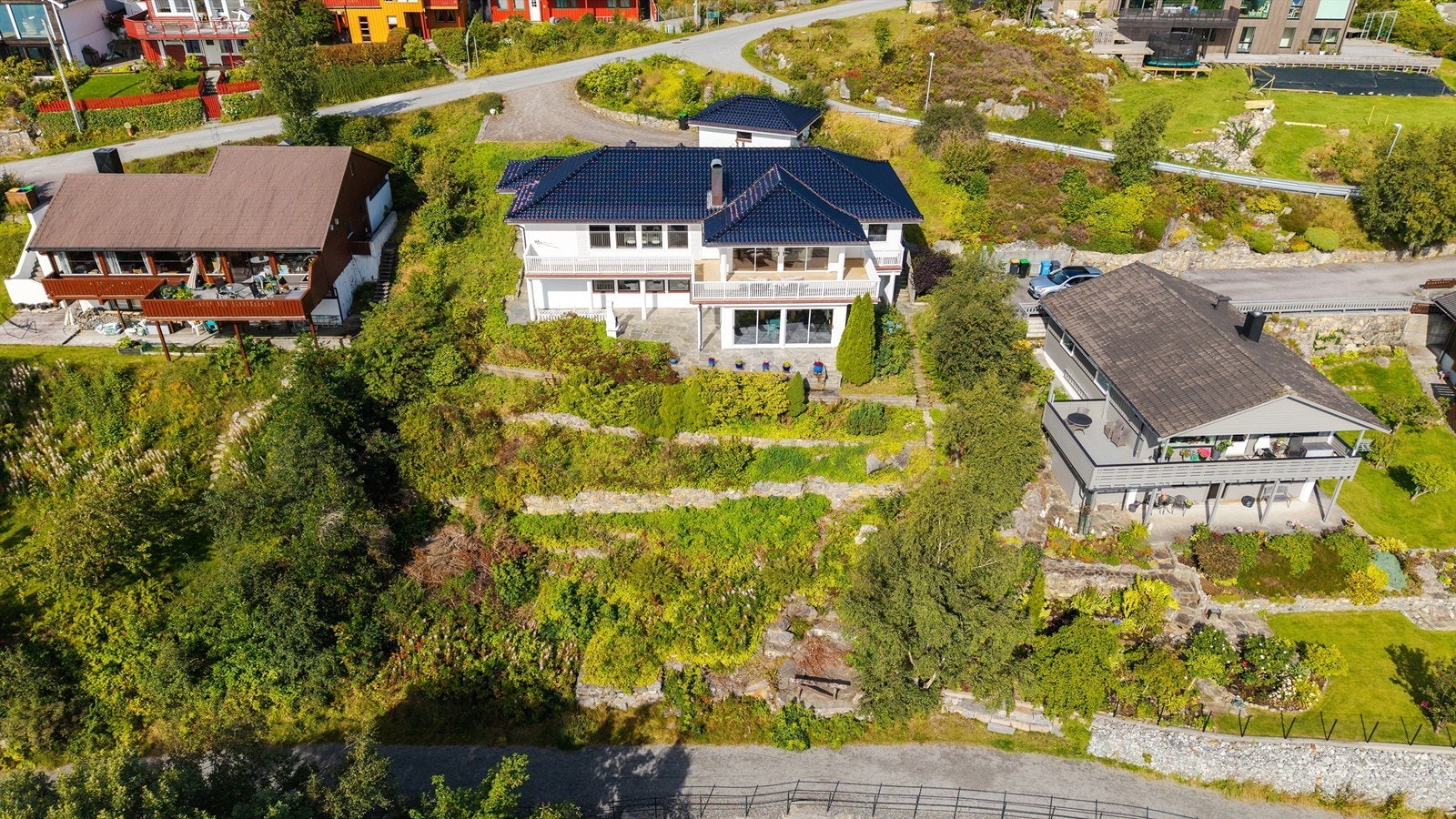 Den terrasserte hagen gir gode muligheter for beplantning og uteplasser. Galleribilde