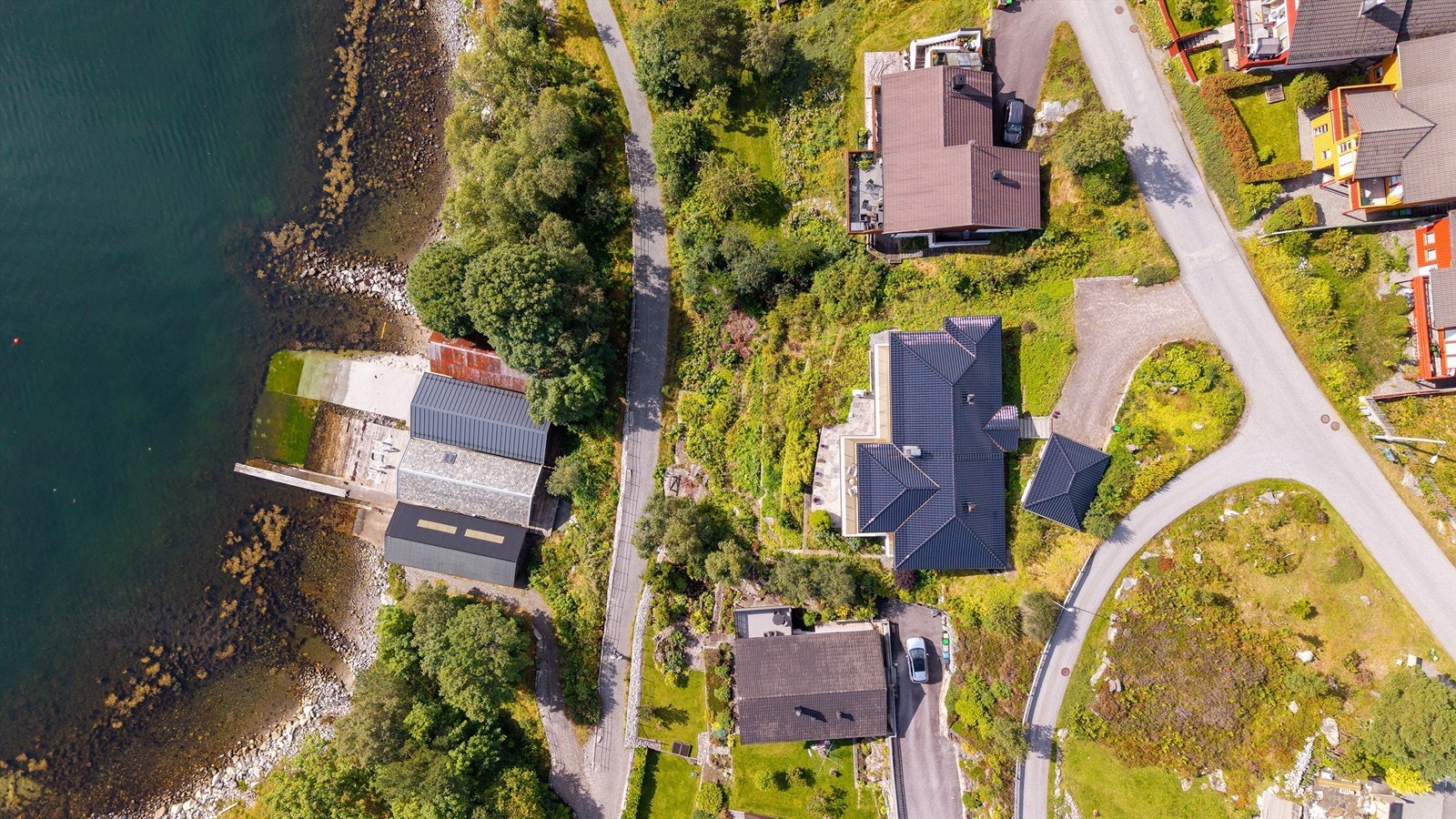 Den populære turstien "Fjordstien" går like nedenfor eiendommen. Galleribilde