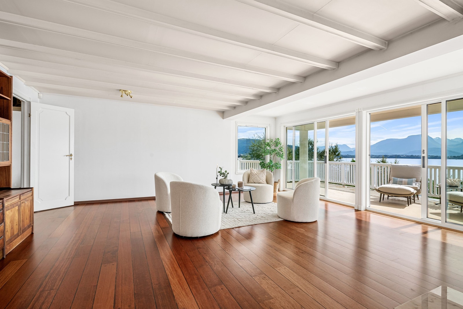 Fra stuen er det direkte utgang til en stor, sydvendt terrasse i hele husets lengde Galleribilde