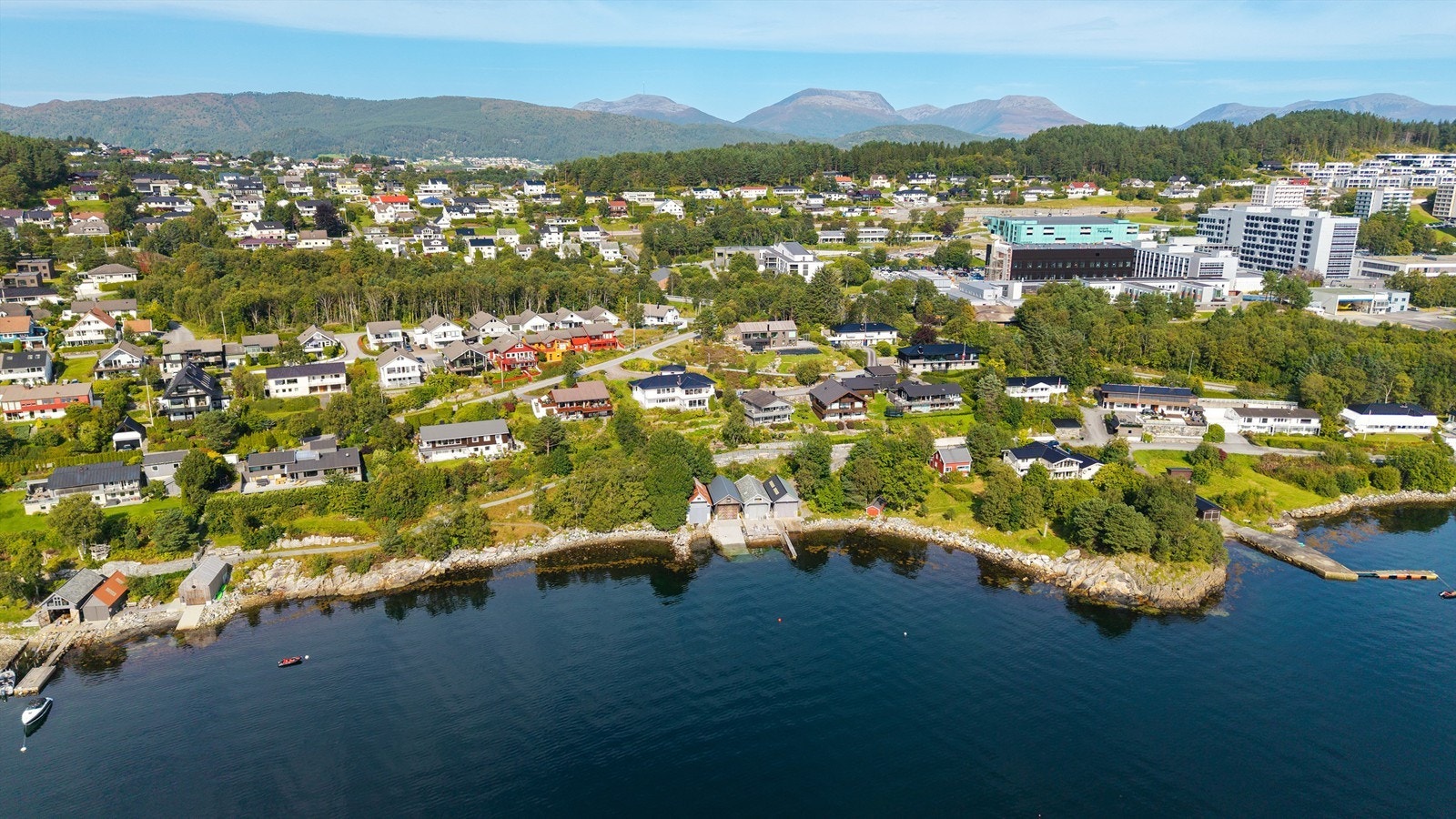 Kort avstand til sykehuset, skoler, barnehager og dagligvarebutikker. Galleribilde