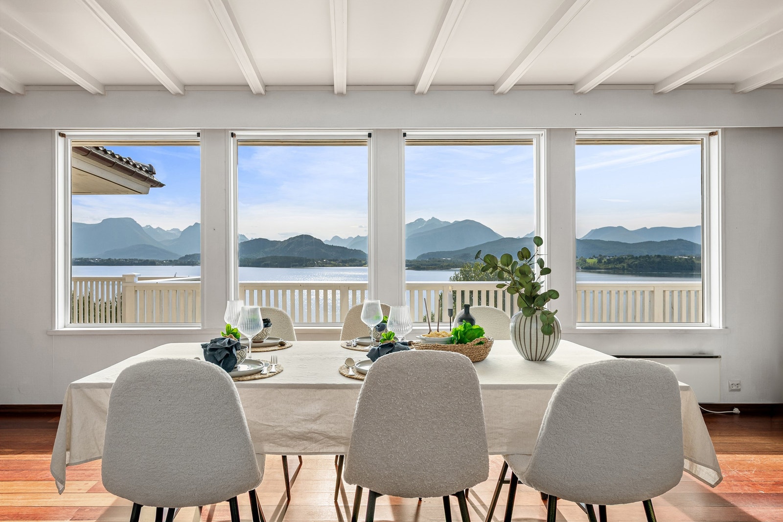 Fra spisestuen kan utsikten mot fjorden og fjellene nytes. Galleribilde