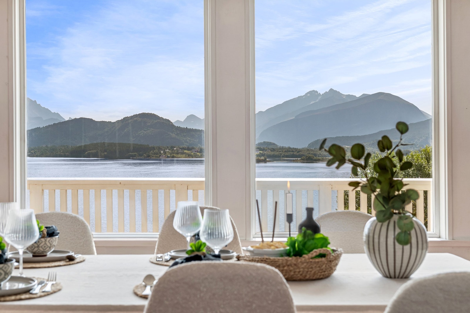 Utsikten rammes inn av store vindusflater. Galleribilde