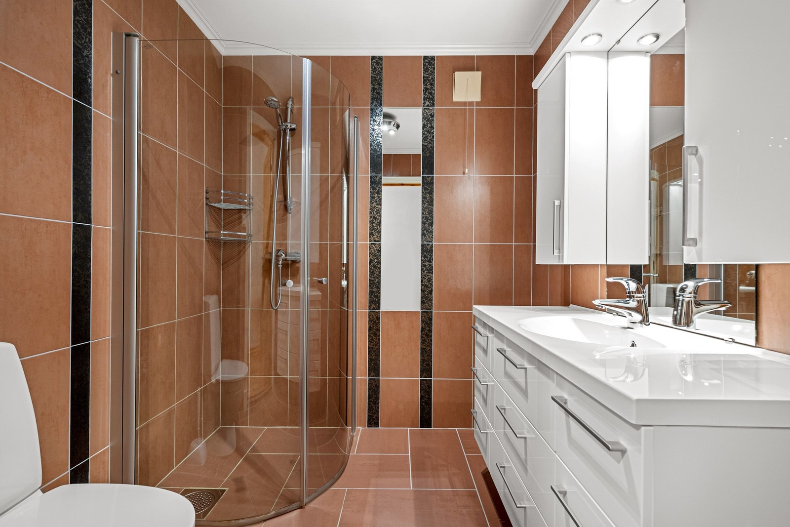 Badet i underetasjen er fra ca. 2004, med gulvvarme og dusjhjørne med glassdører. Galleribilde