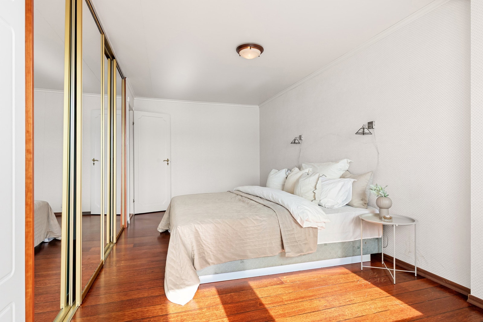 Hovedsoverommet har en stor skyvedørsgarderobe med speilfronter. Galleribilde