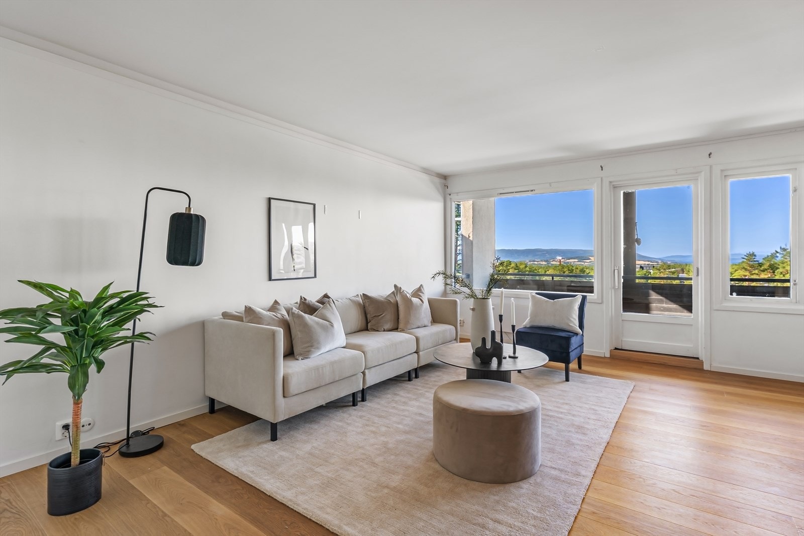 Lys og pen stue med god plass til sofa og annet møblement. Galleribilde