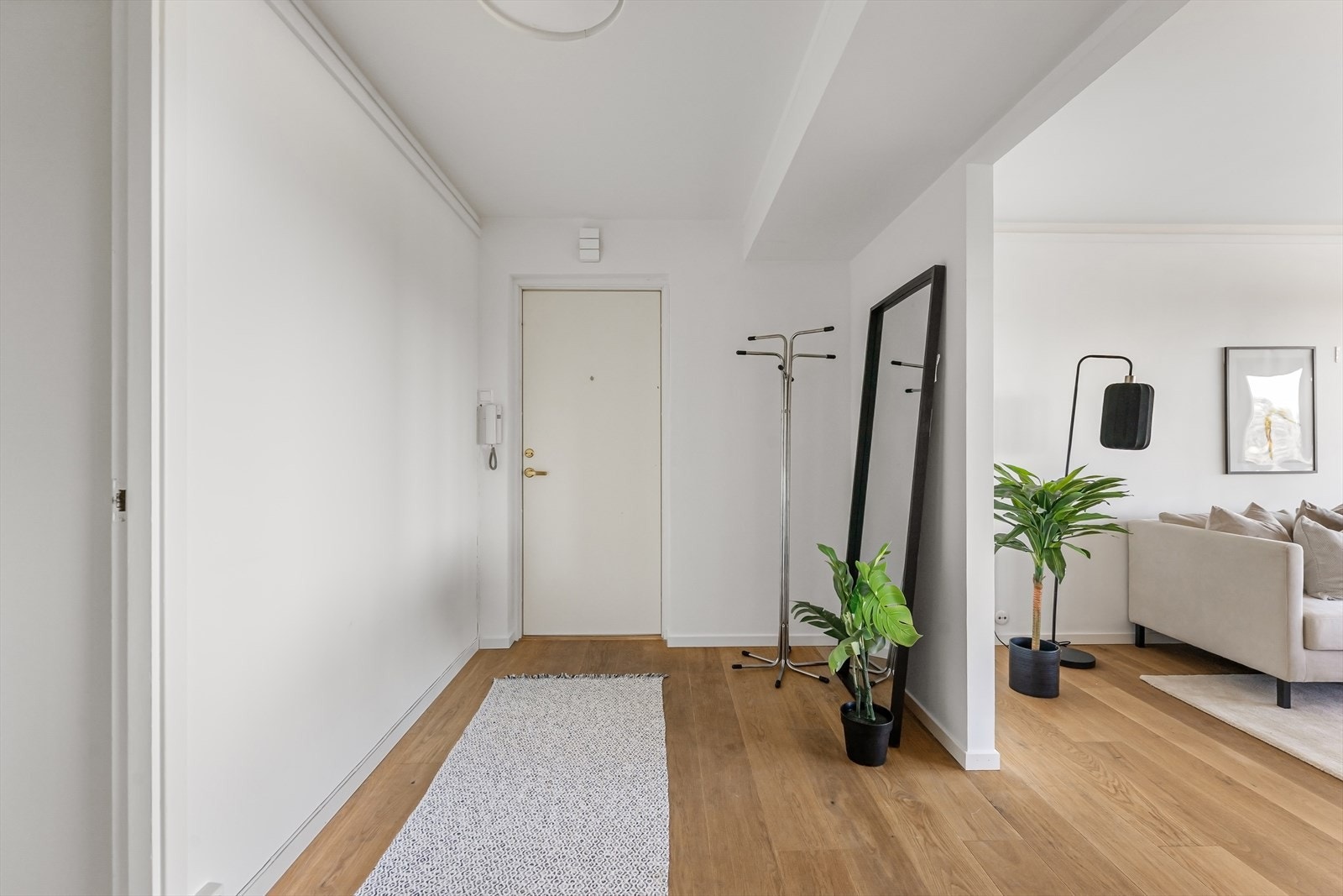 Innbydende og romslig entré med god plass til oppheng av yttertøy og oppbevaring av sko. Her er det også plass til å sette opp et garderobeskap for ytterligere oppbevaringsmuligheter. Galleribilde