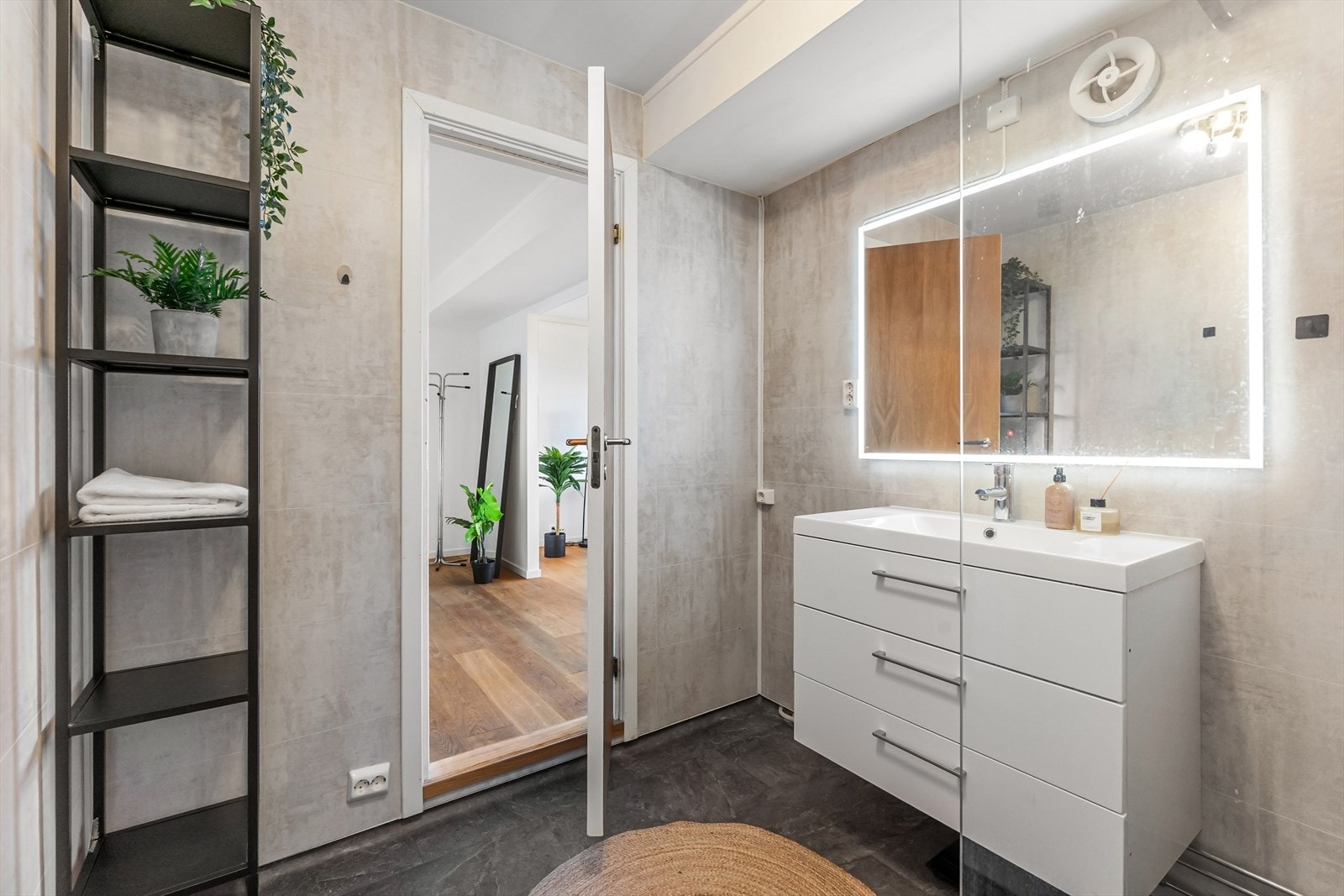 Badet er utstyrt med mekanisk avtrekk, stoppekran, opplegg for vaskemaskin, dusjnisje, veggmontert wc og servantskap med ettgreps blandebatteri. Galleribilde