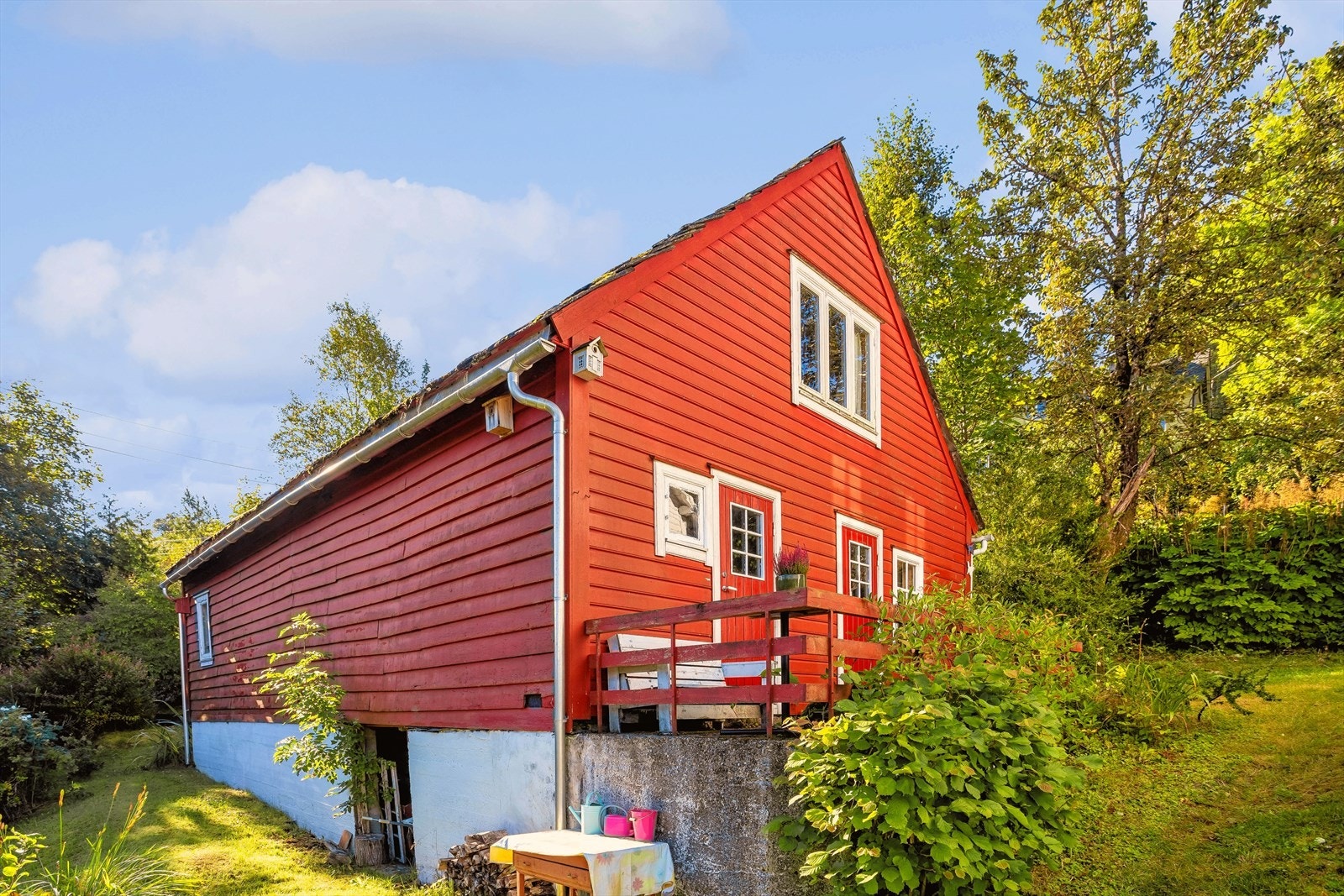 Løen/uthuset bidrar til det landlige inntrykket Galleribilde