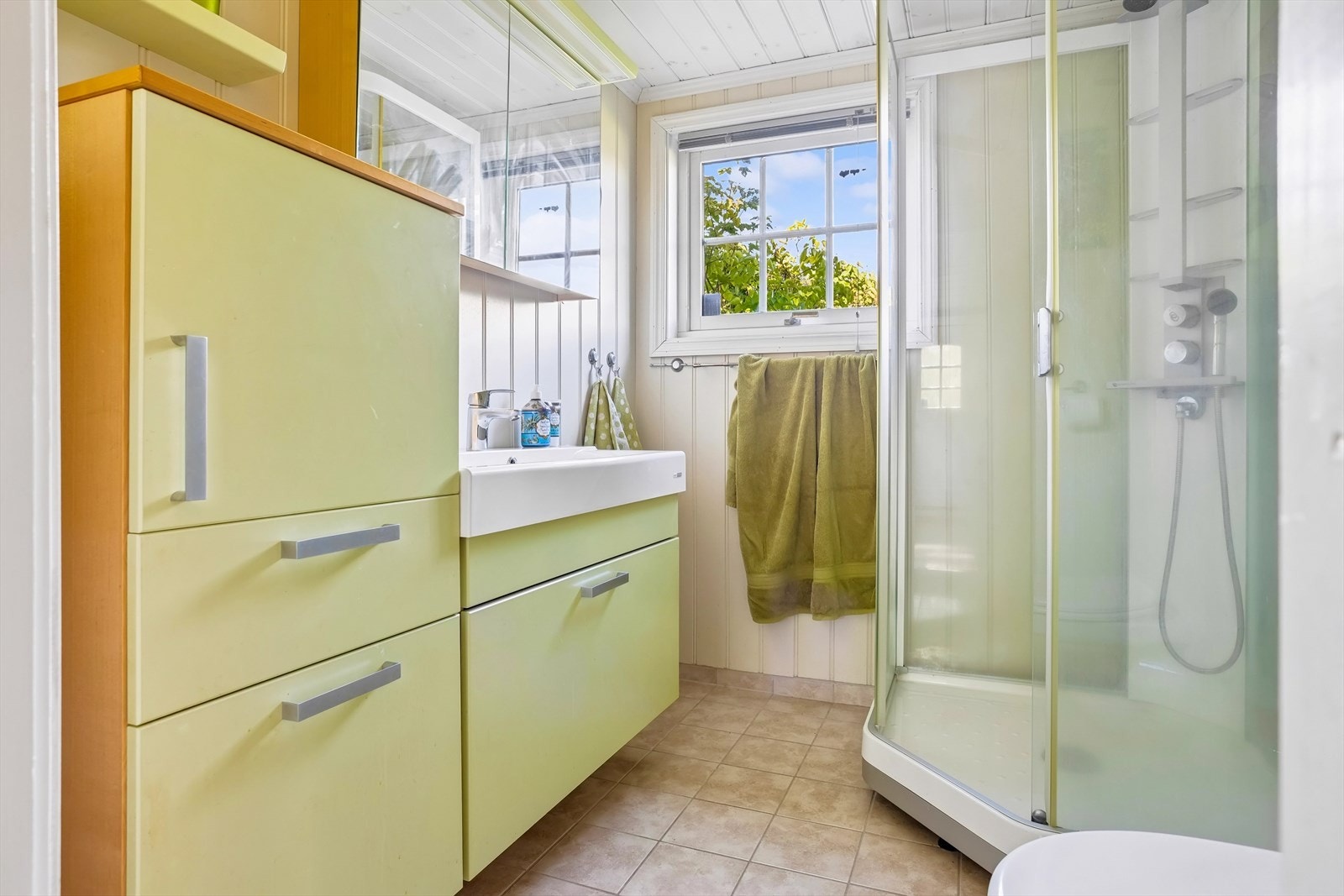 Badet ble renovert i 2007 og har varmekabler i gulv Galleribilde