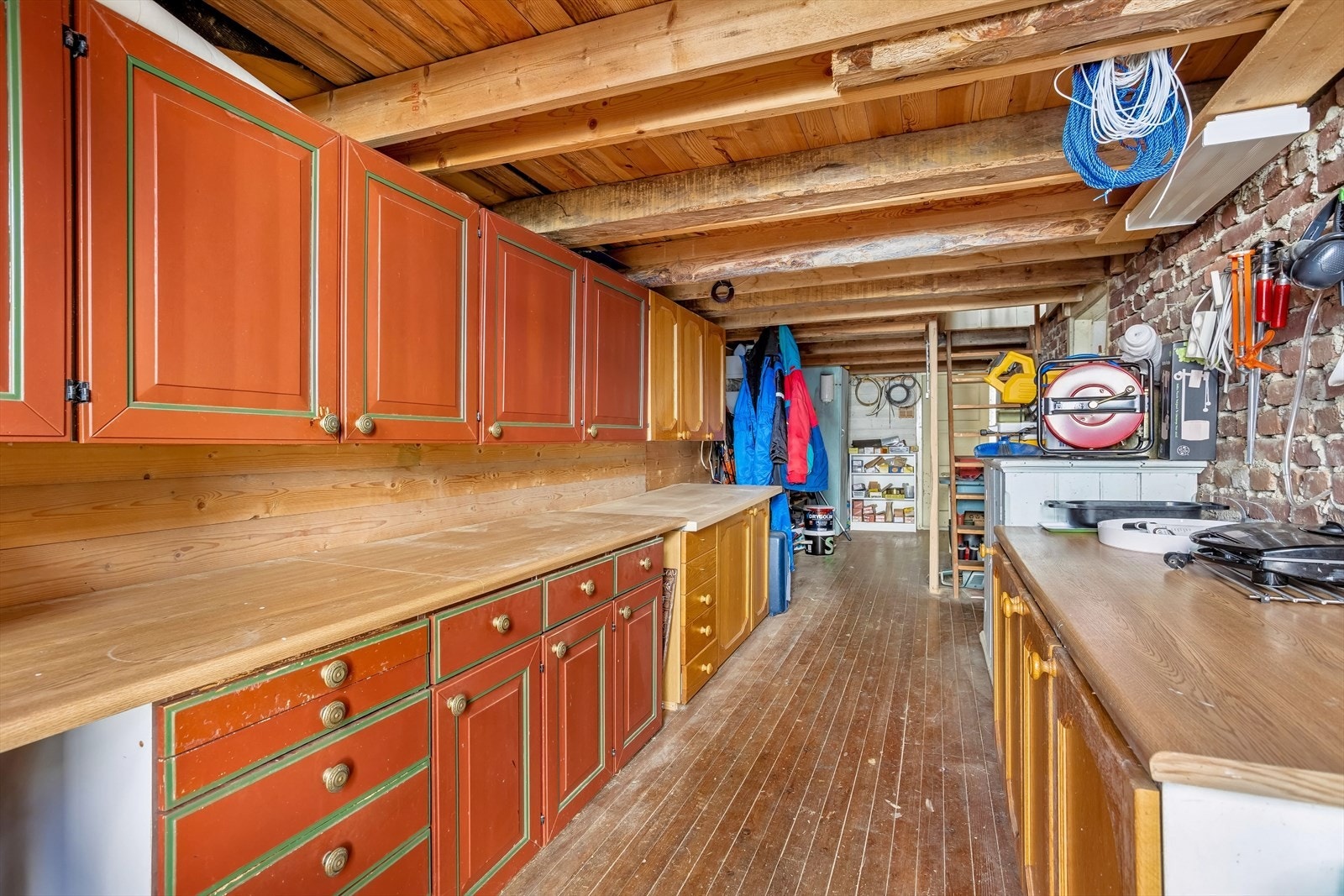 I løen er det to store lagerrom, verksted og et eldre soverom Galleribilde