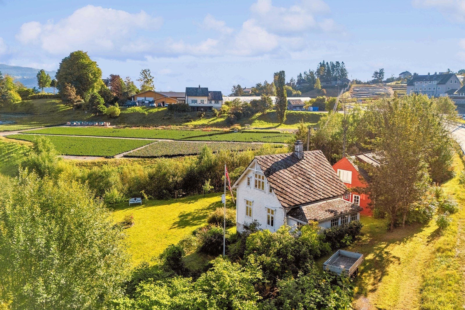 Eiendommen ligger fint til i Vikøy, i et rolig og barnevennlig område med nærhet til både sjø og natur Galleribilde