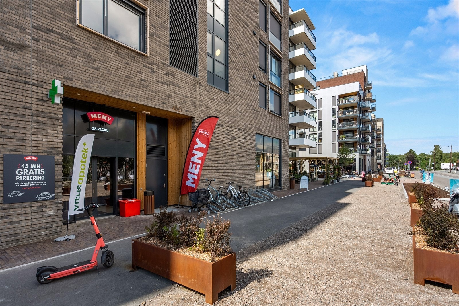 Nærområde - butikker og apotek på Frysja. Galleribilde
