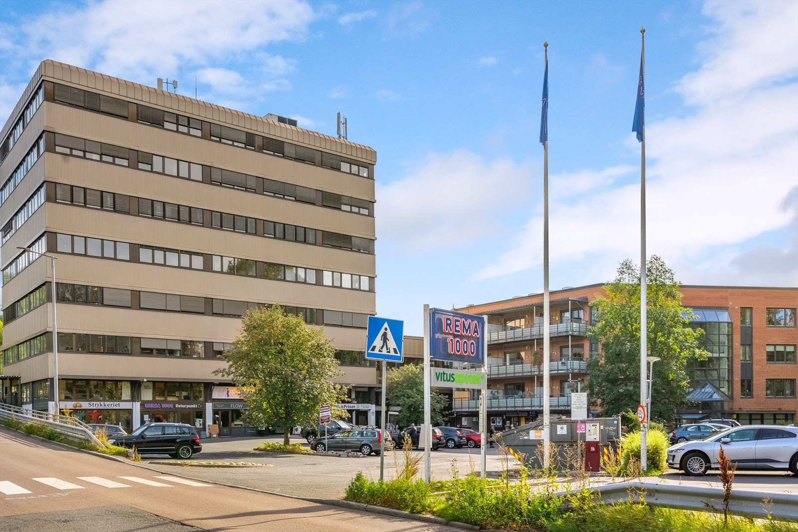 Nærområde - butikker og apotek på Frysja. Galleribilde