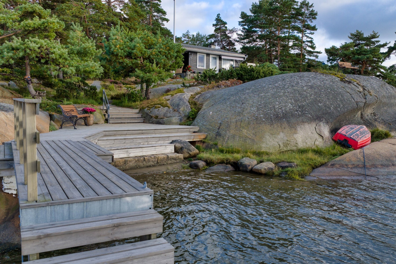 Egen brygge og lita strand rett nedenfor hytta Galleribilde