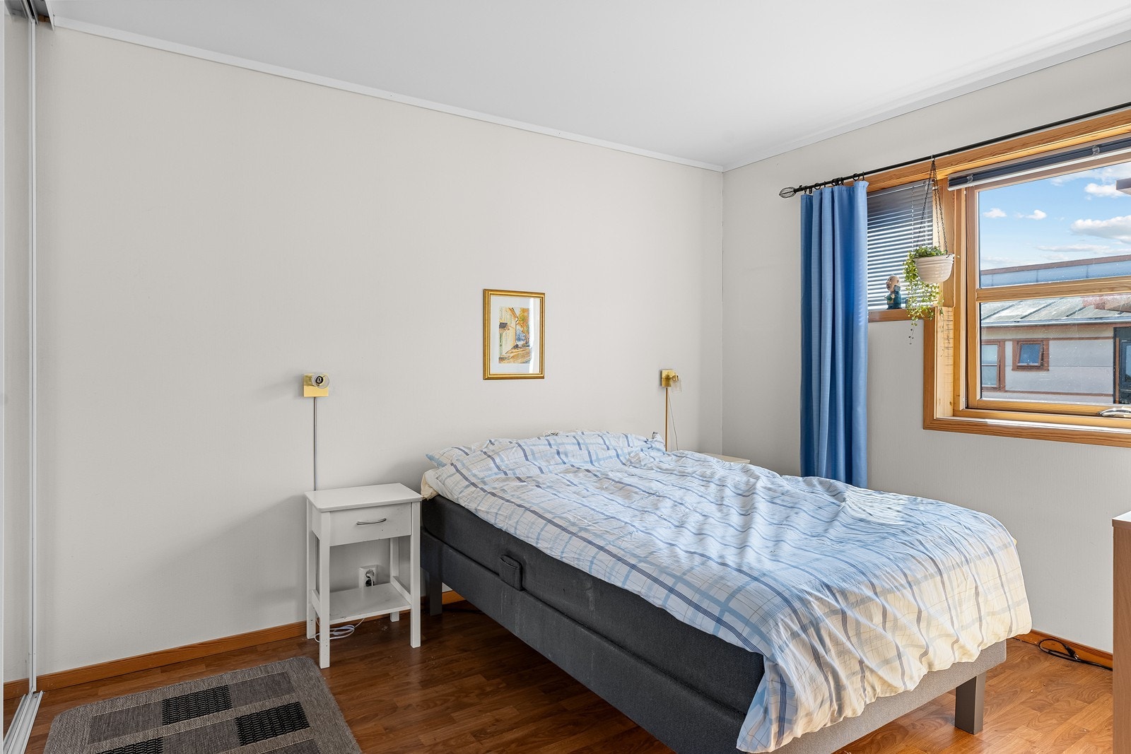Hovedsoverom med stor skyvedørsgarderobe med speildører. Galleribilde