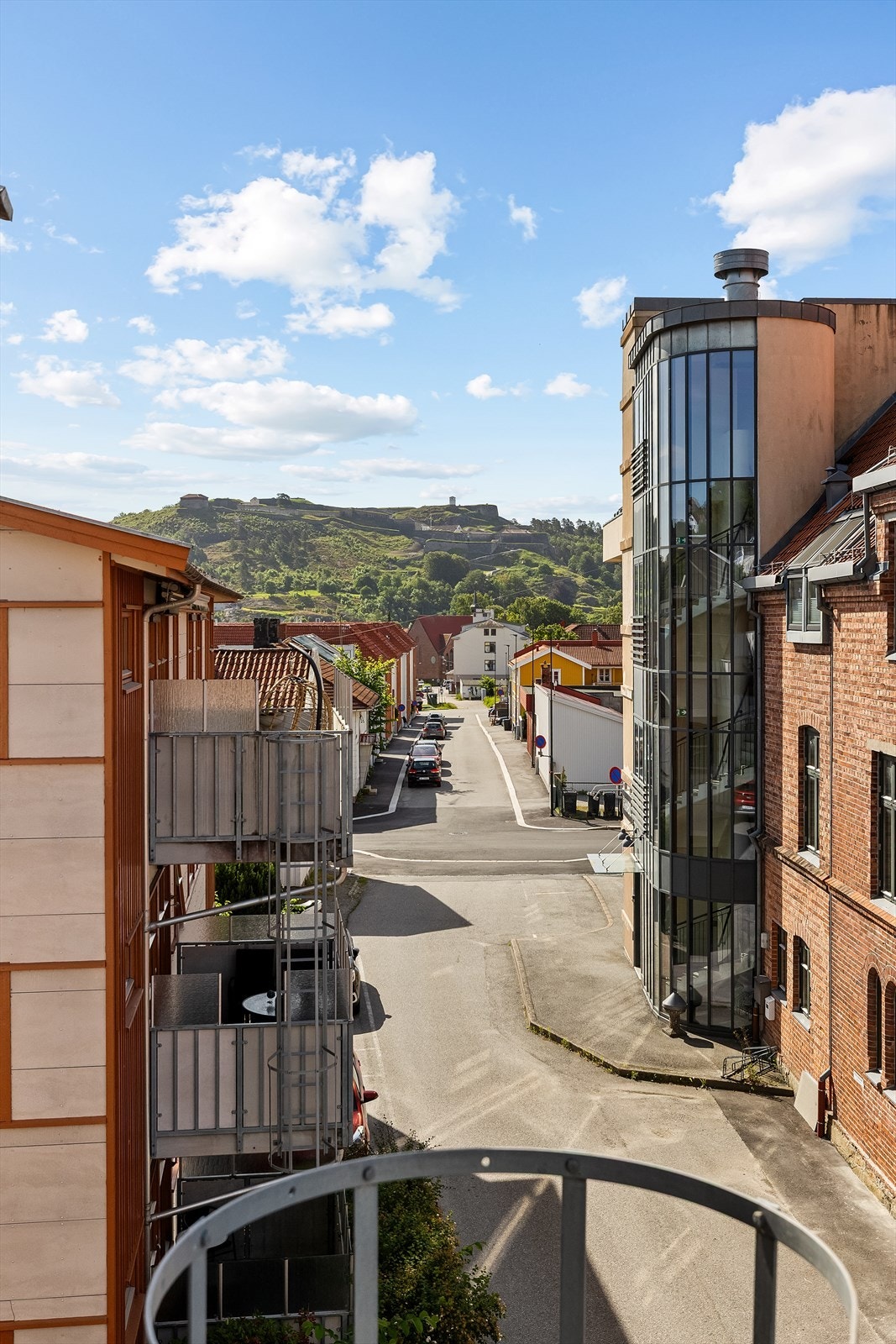 Det er fin utsikt mot Fredriksten festning fra leilighetens sydvestvendte balkong Galleribilde