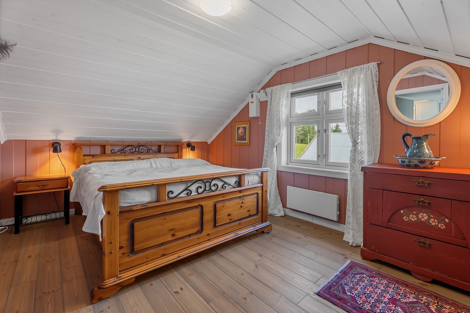 Romslig og stilrent soverom med god plass til dobbeltseng. Galleribilde