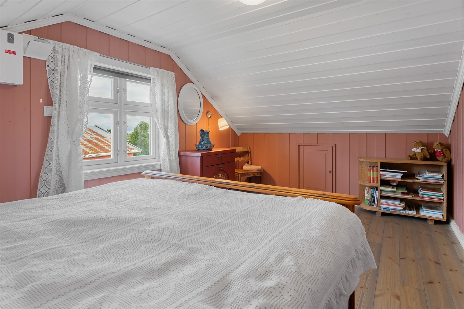 Heltregulv og panel på veggene også i dette rommet. Galleribilde