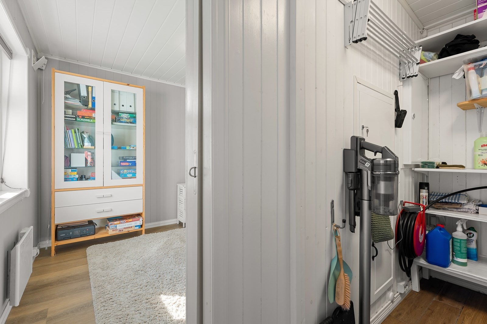 Det tekniske rommet har også plass til tørkestativ og oppbevaring. Galleribilde
