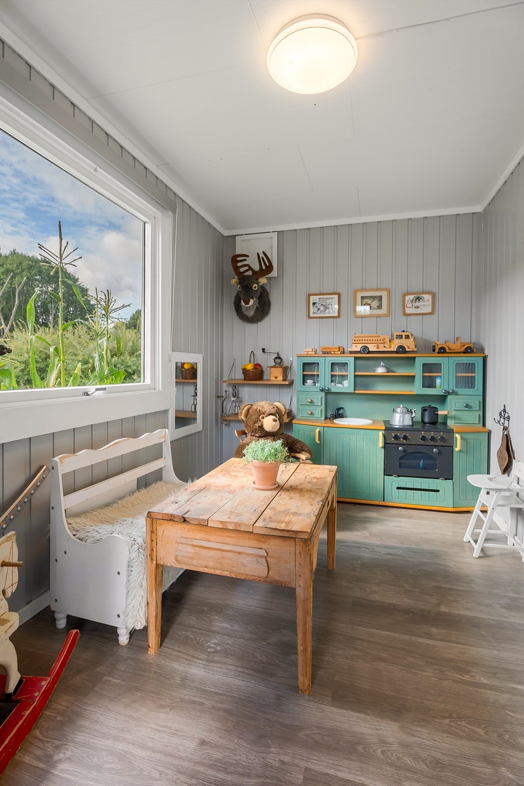 Panel på veggene og laminat på gulvet. Galleribilde