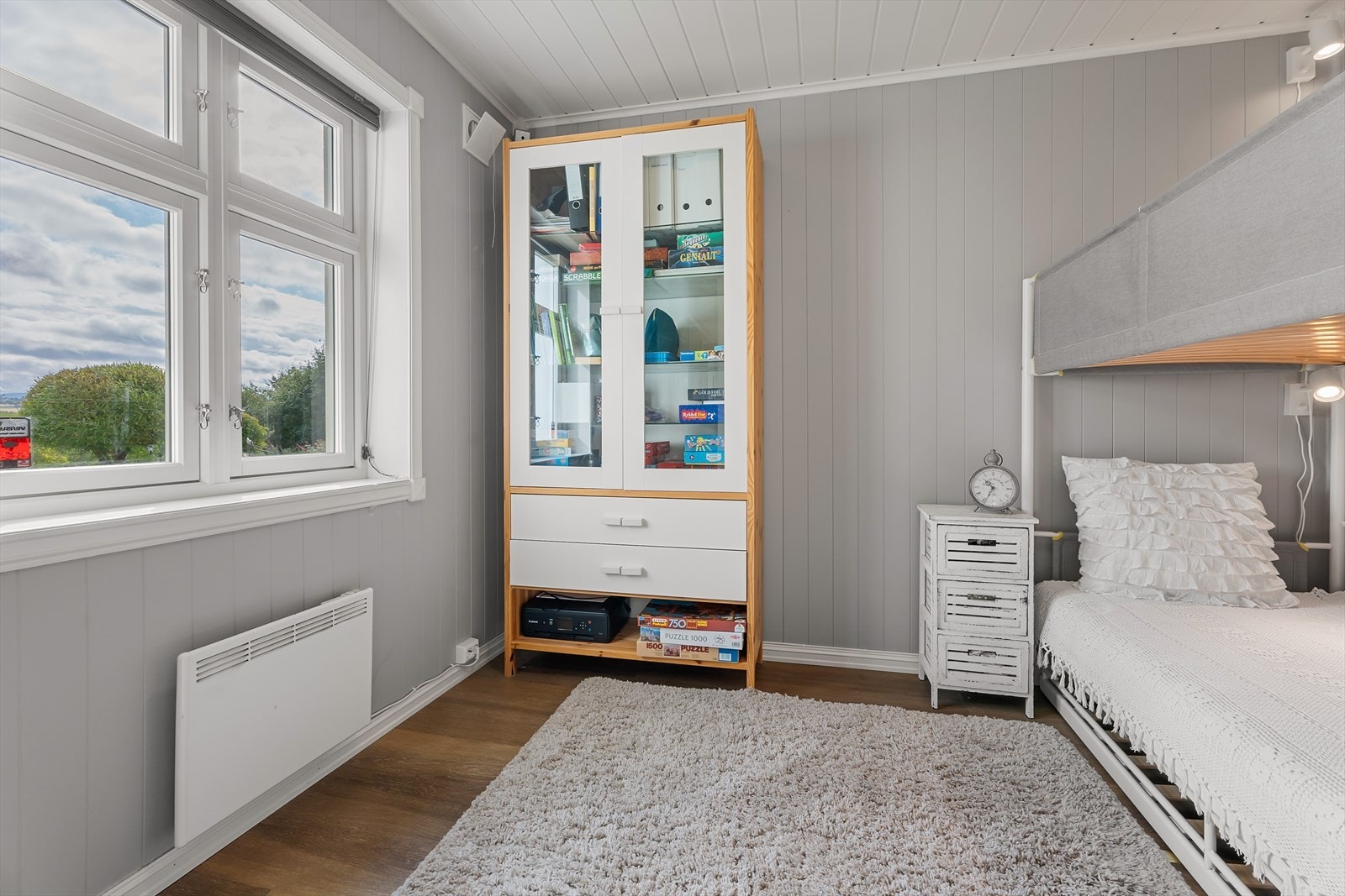 Rommet har laminatgulv og panelplater på veggene. Galleribilde