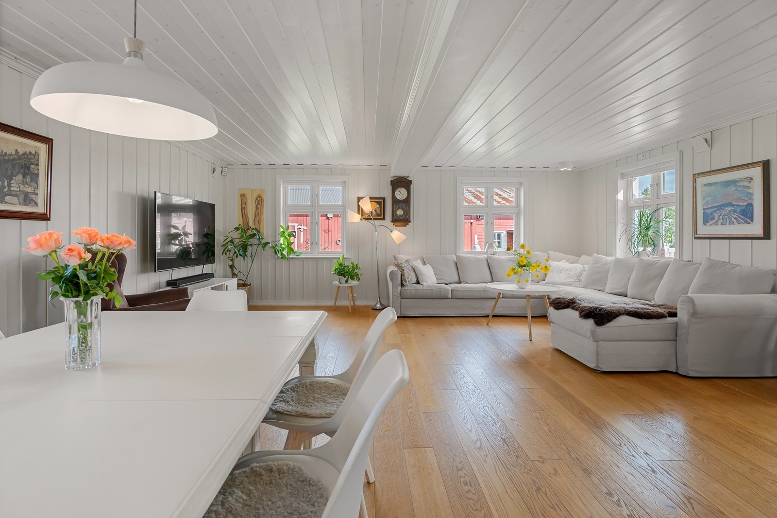 Stuen har parkett på gulvet og panel på vegger og i tak. Galleribilde