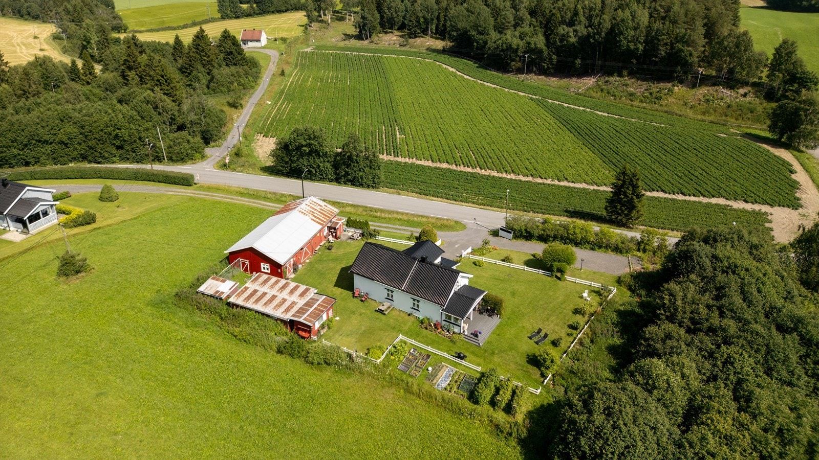 Idyllisk småbruk med oppgradert enebolig, stor låve og landlig beliggenhet i Kolbu. Tomten er på i overkant av 14 mål. Galleribilde