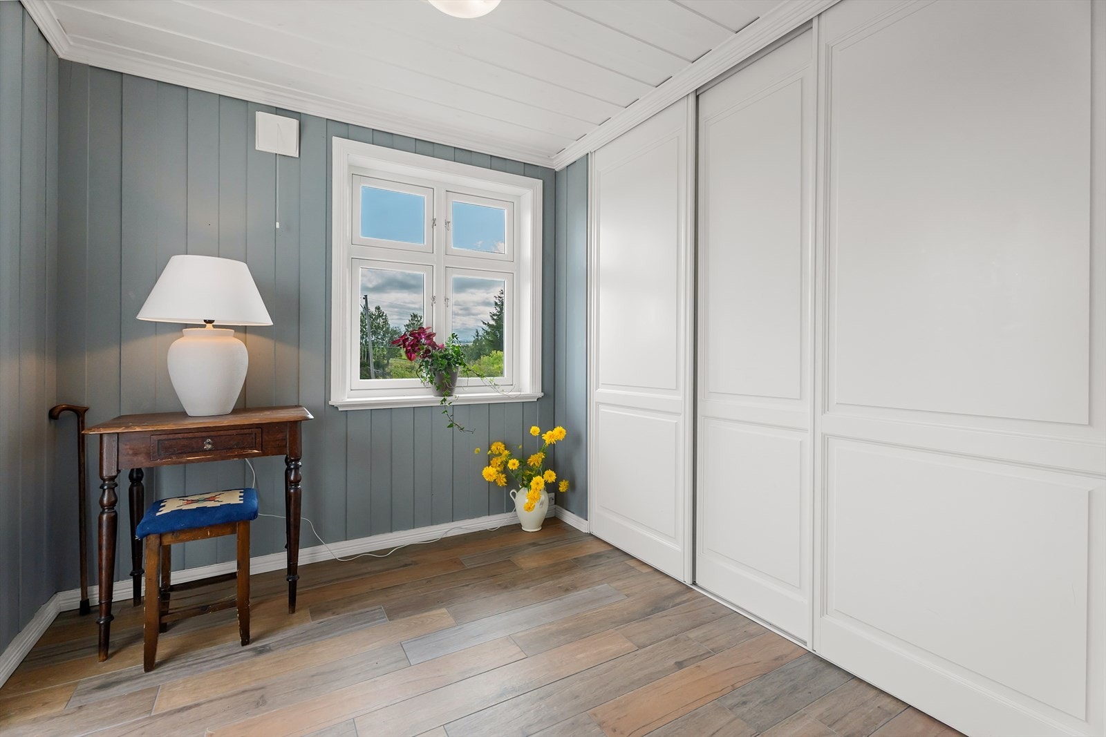 Vinduet i gangen gir godt med dagslys. Galleribilde